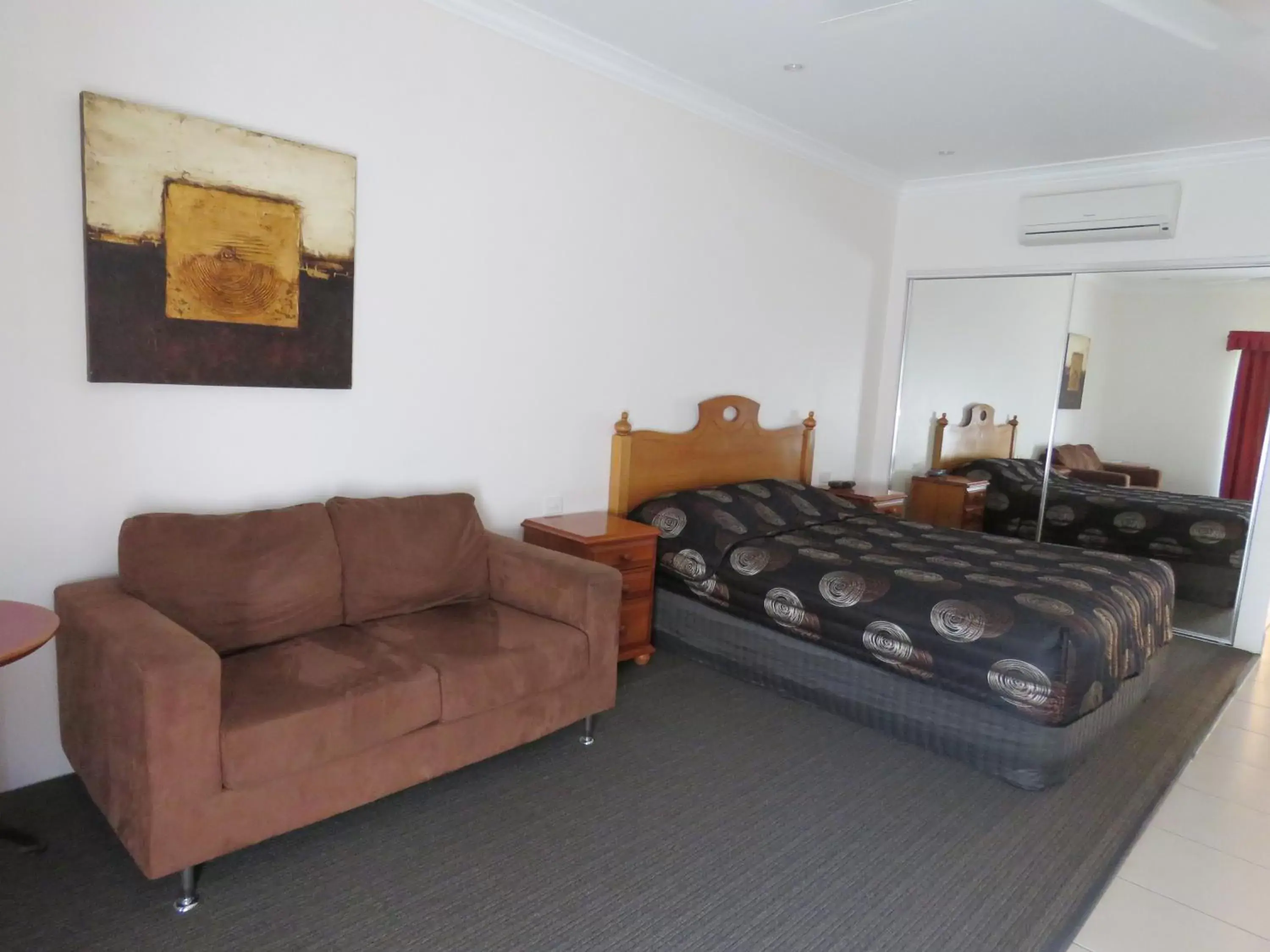 Superior Queen Room with Spa Bath in Emerald Gardens Motel & Apartments Superior Queen Room with Spa Bath in Emerald Gardens Motel & Apartments