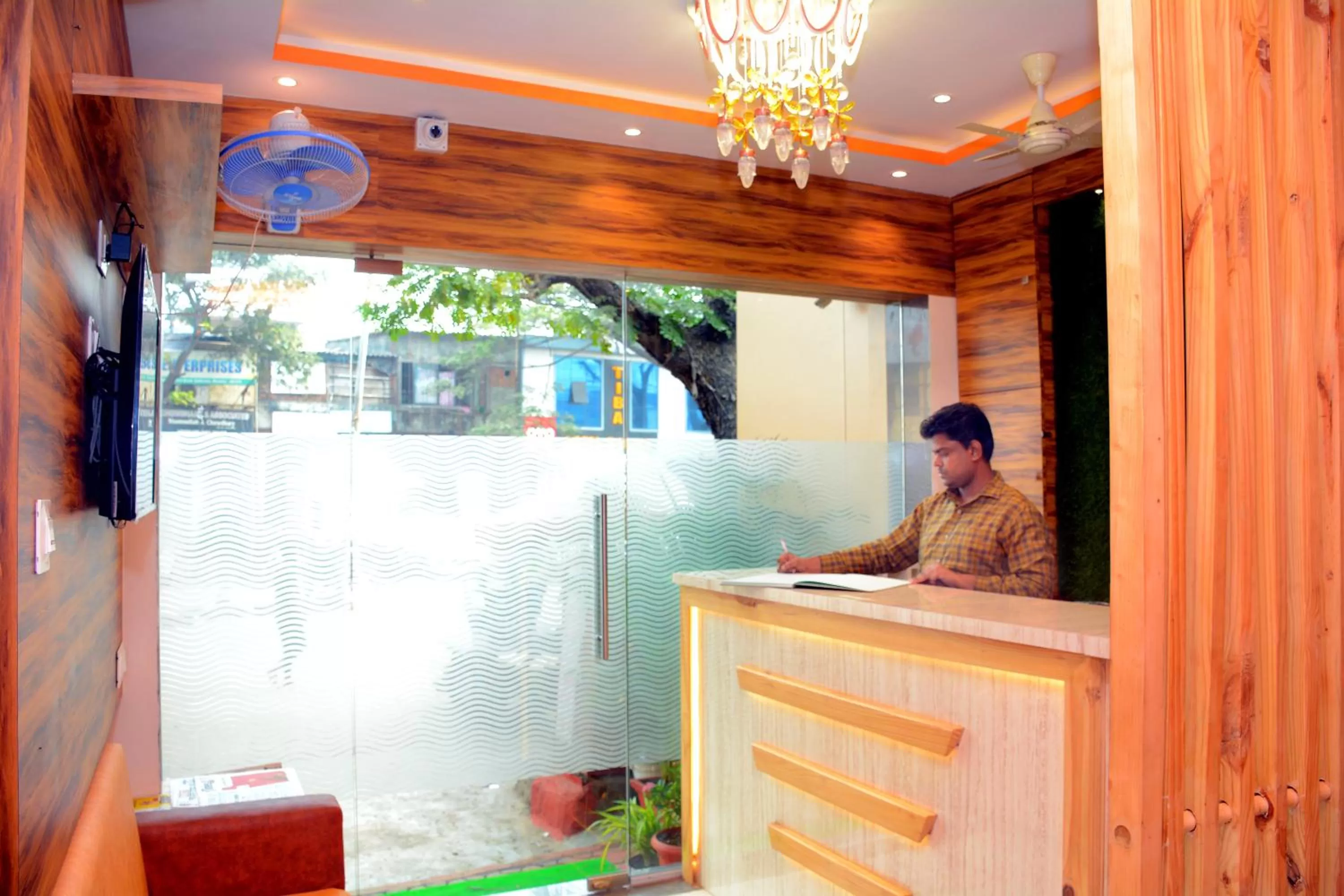 Staff, Lobby/Reception in Hotel Nest N Rest - Mumbai