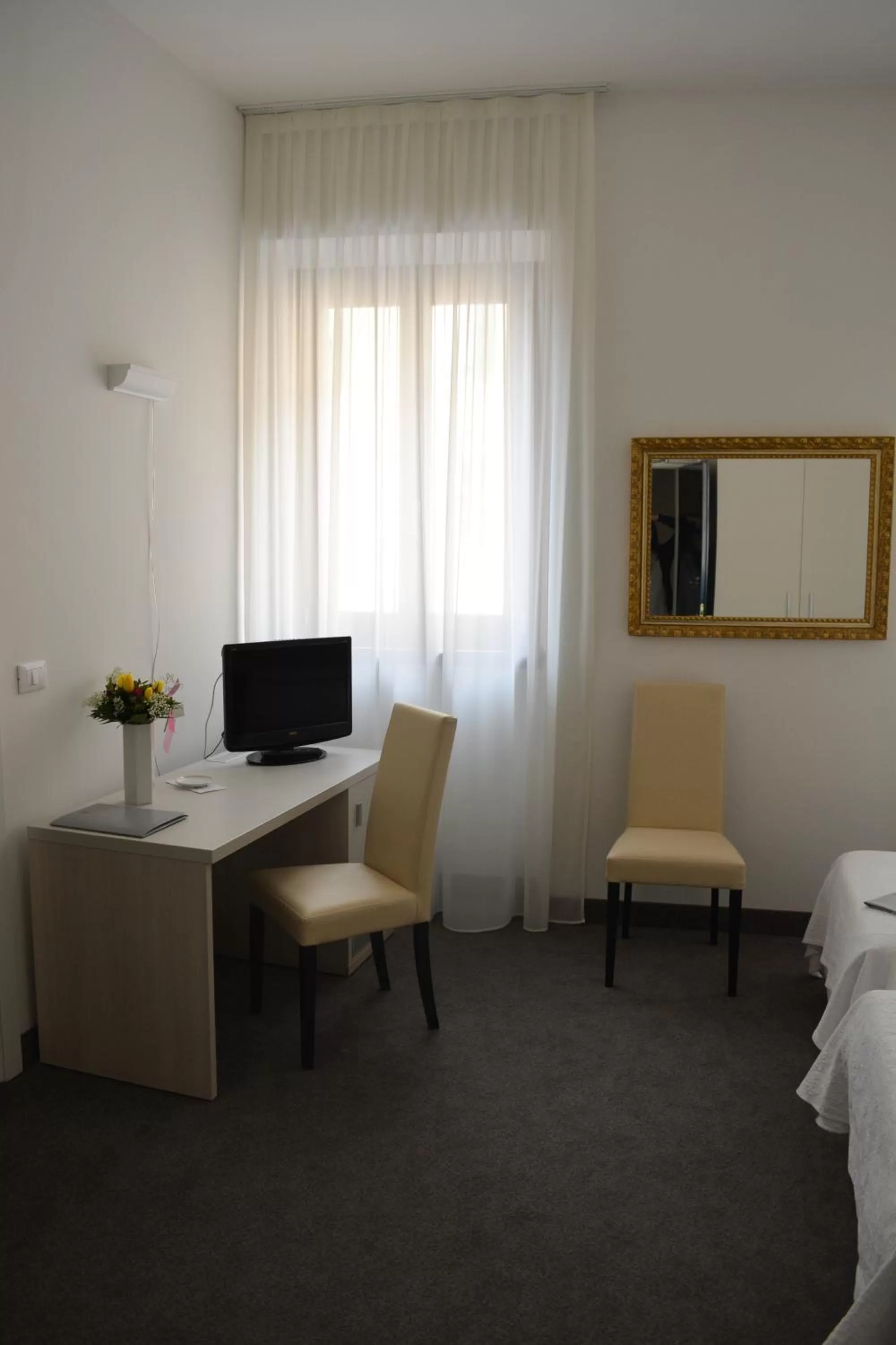 Shower, Bed in Albergo Accademia