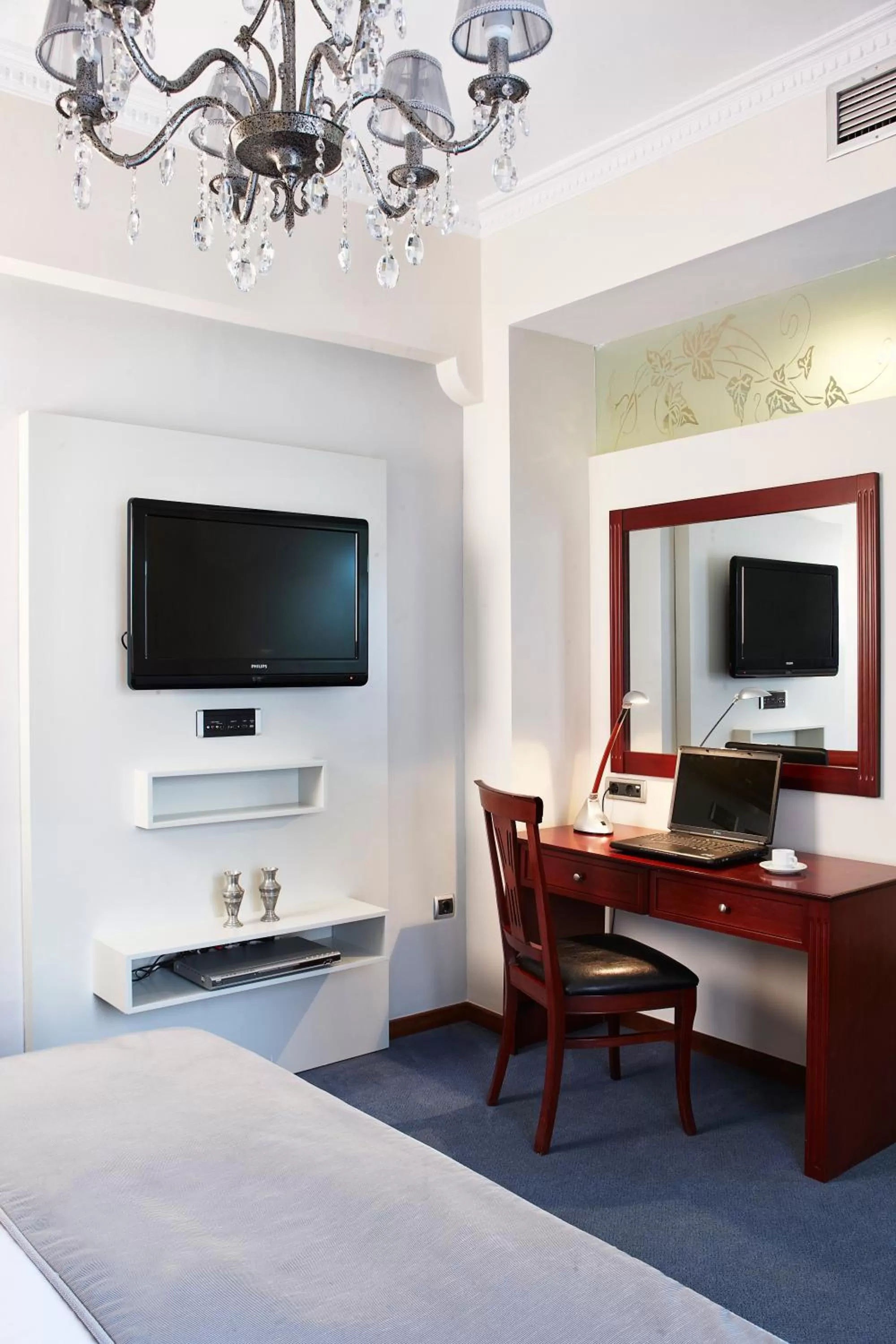TV and multimedia, Bed in Ava Hotel and Suites