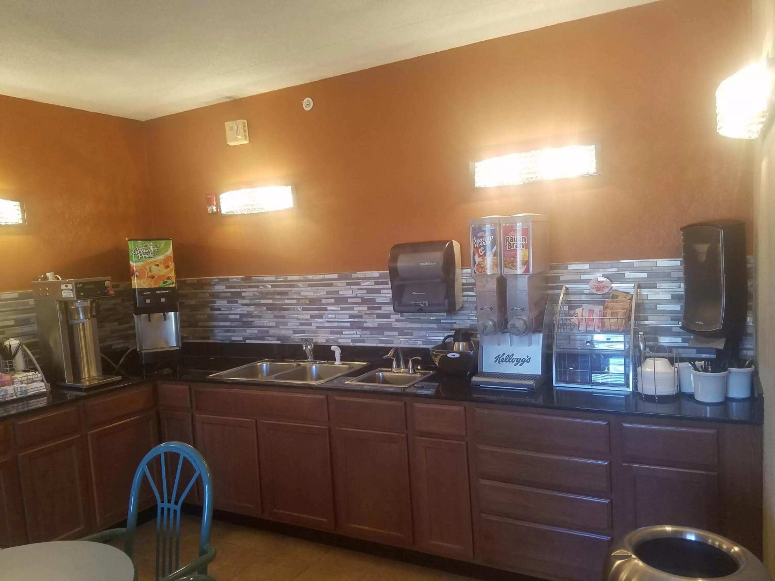 Super 8 by Wyndham Wichita North