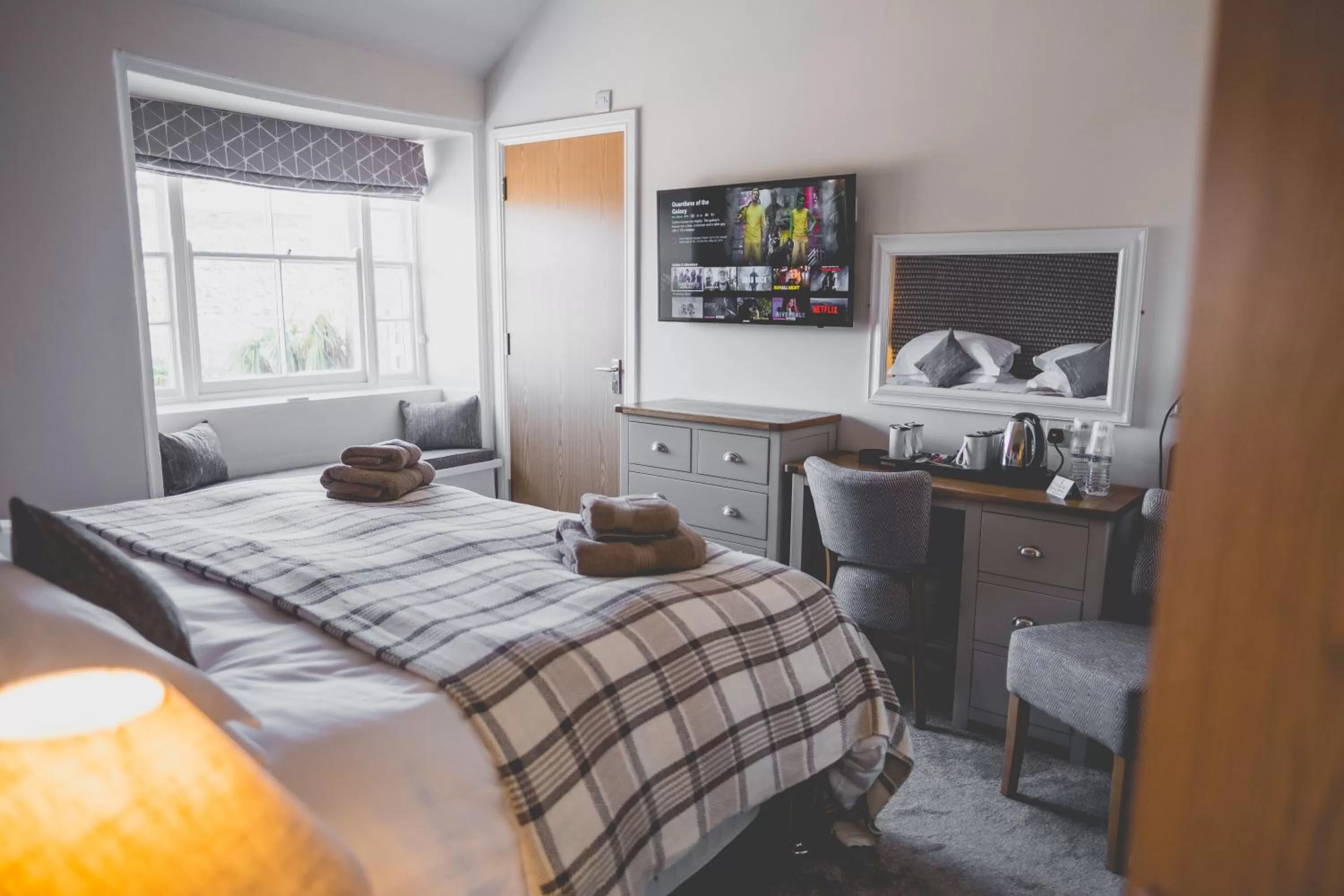 Photo of the whole room, Bed in Kings Arms