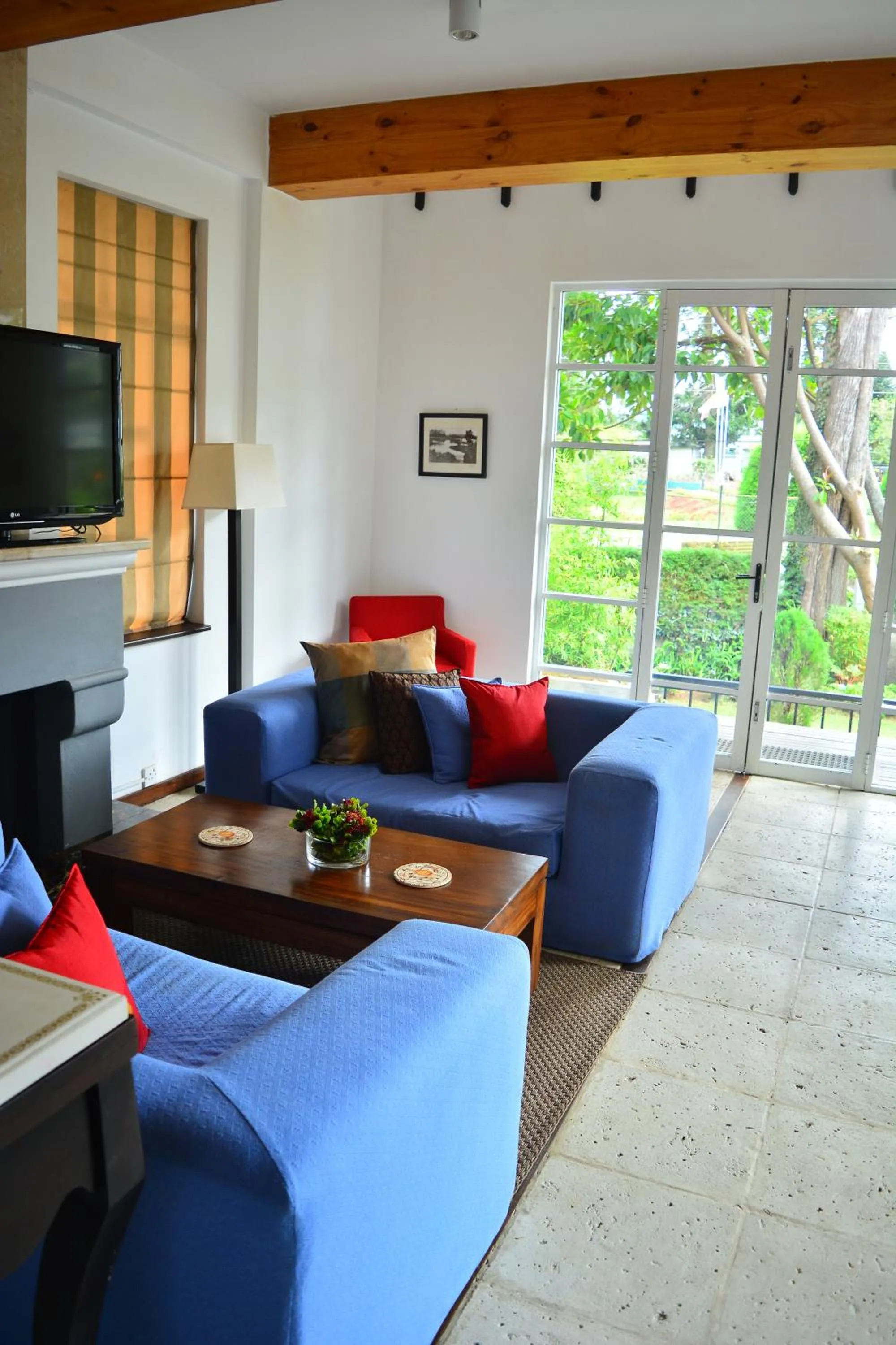 Communal lounge/ TV room in Unique Cottages