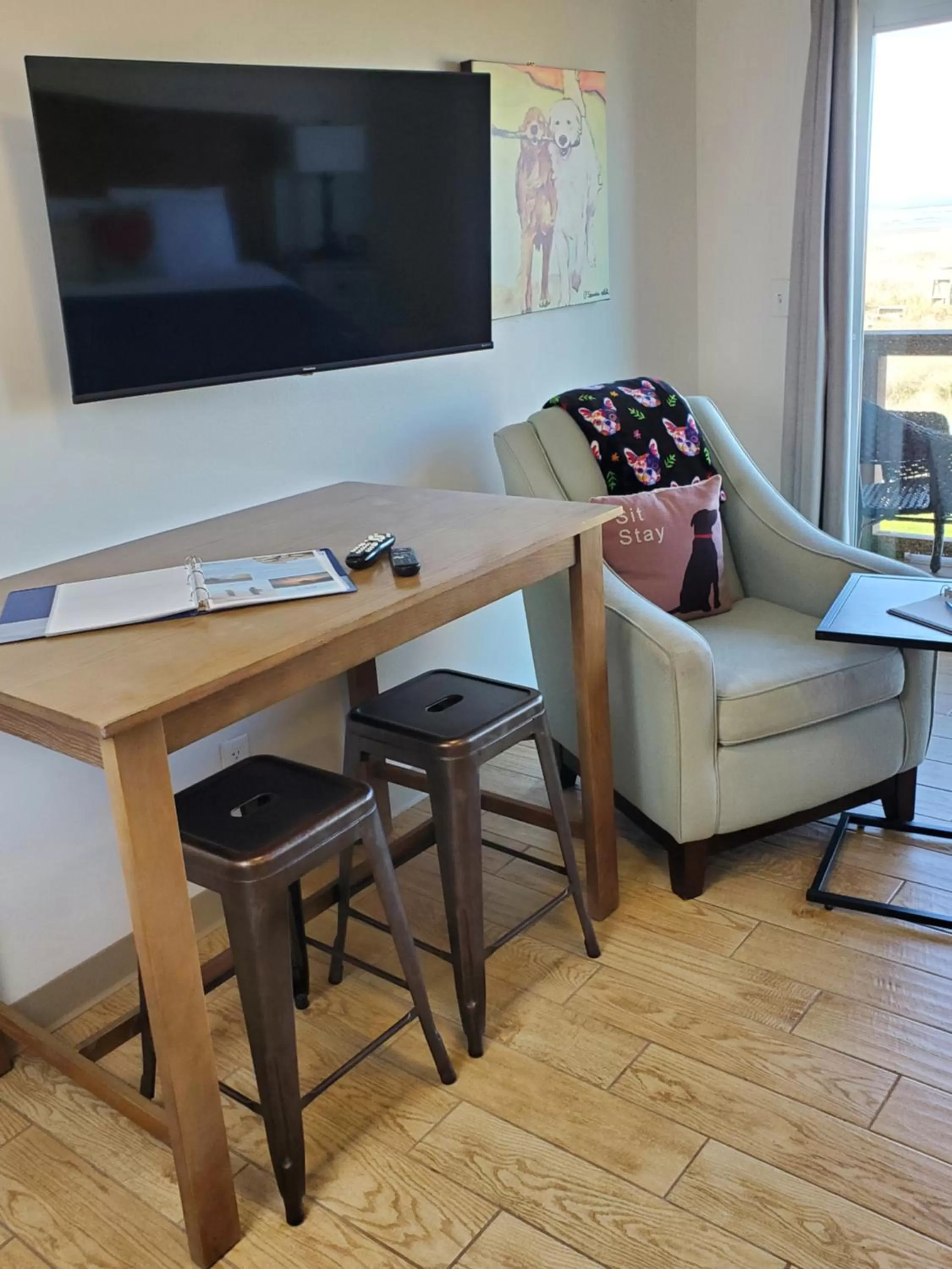 Natural landscape, TV/Entertainment Center in Moonstone Beach Motel