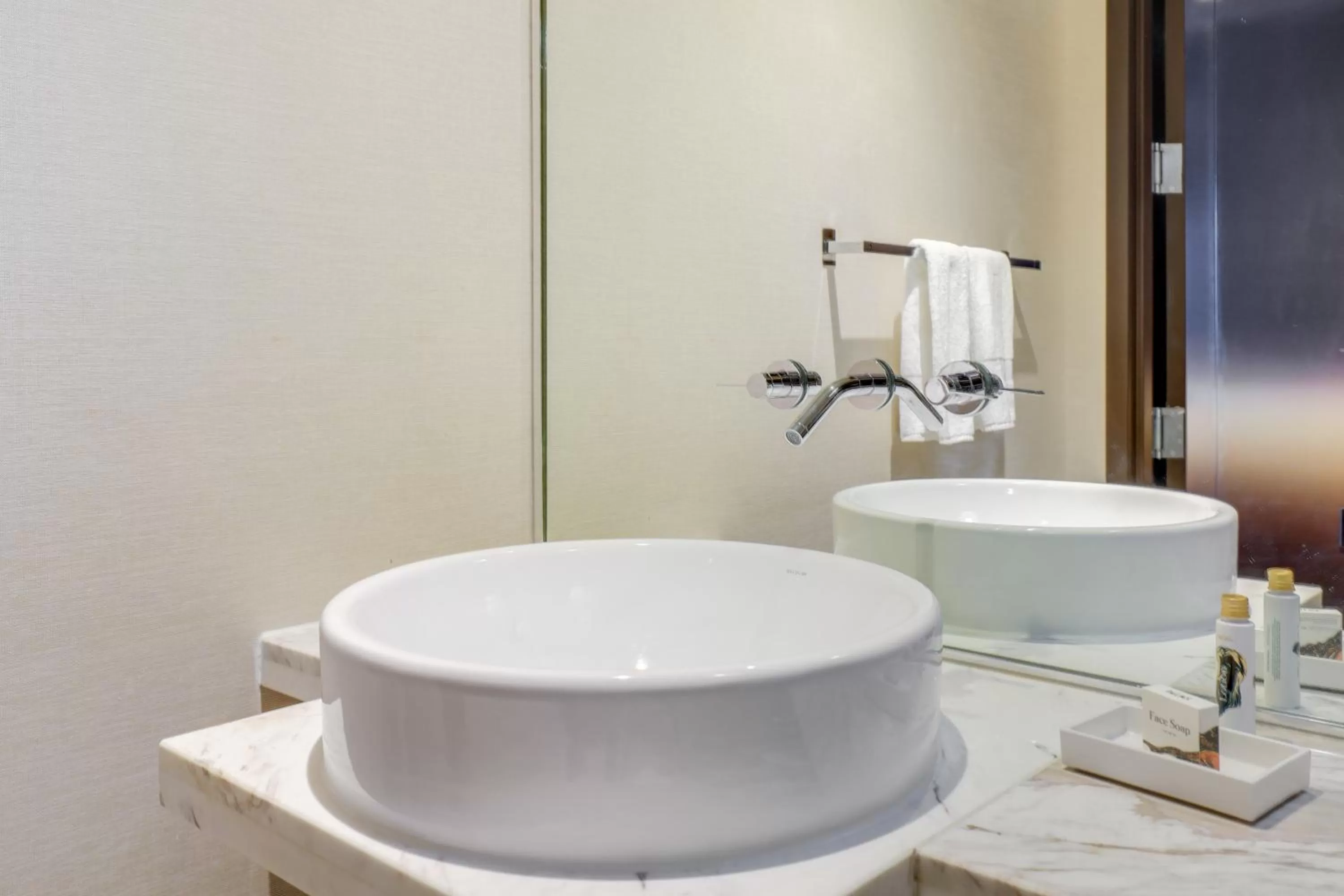 Bathroom in Vegas Palms HIGH 52nd fl. 1BDR corner penthouse 1220sqft