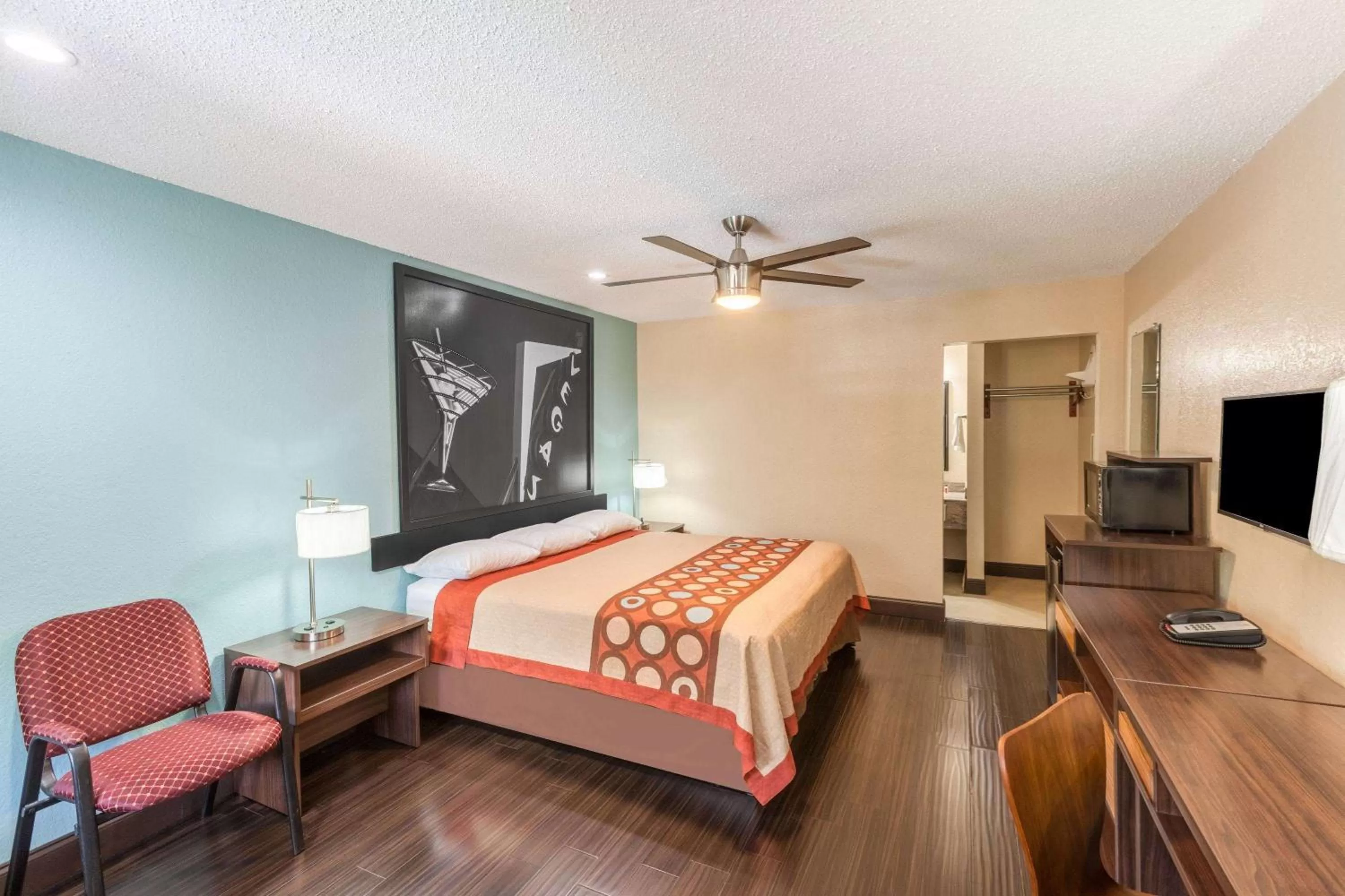 Photo of the whole room, Bed in Super 8 by Wyndham Austin University/Downtown Area