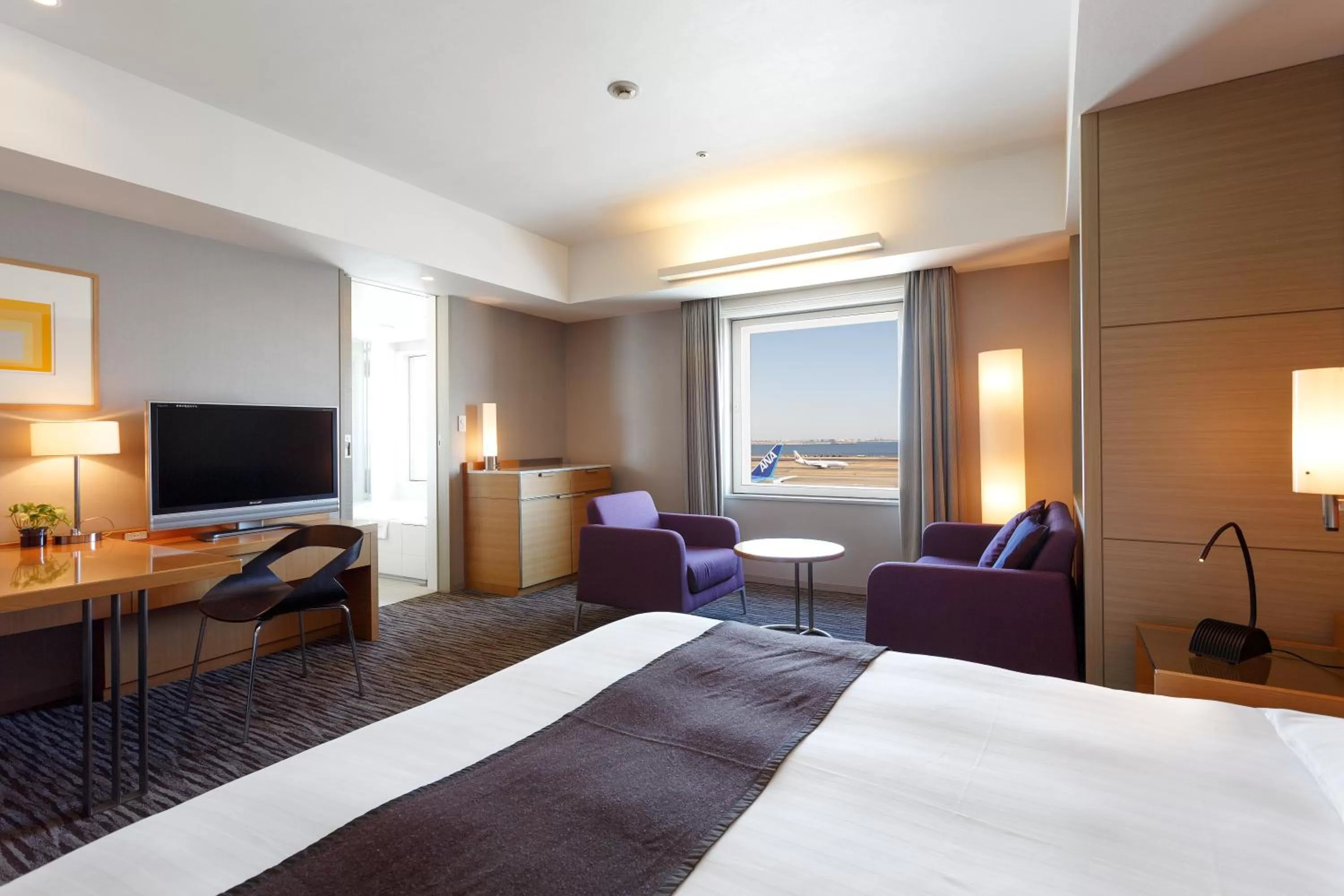 Photo of the whole room, Bed in Haneda Excel Hotel Tokyu Haneda Airport Terminal 2