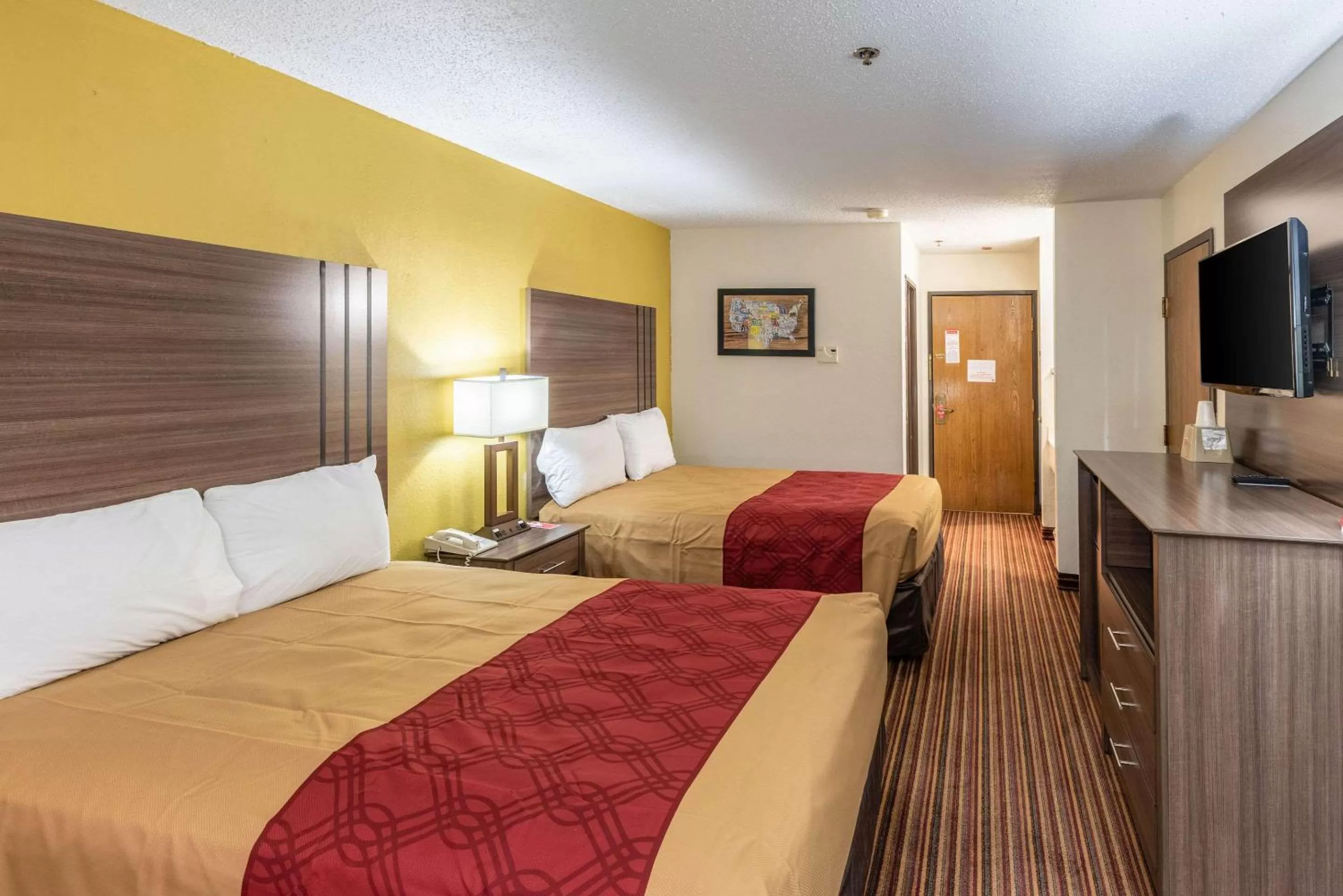 Photo of the whole room, Bed in Econo Lodge Inn & Suites