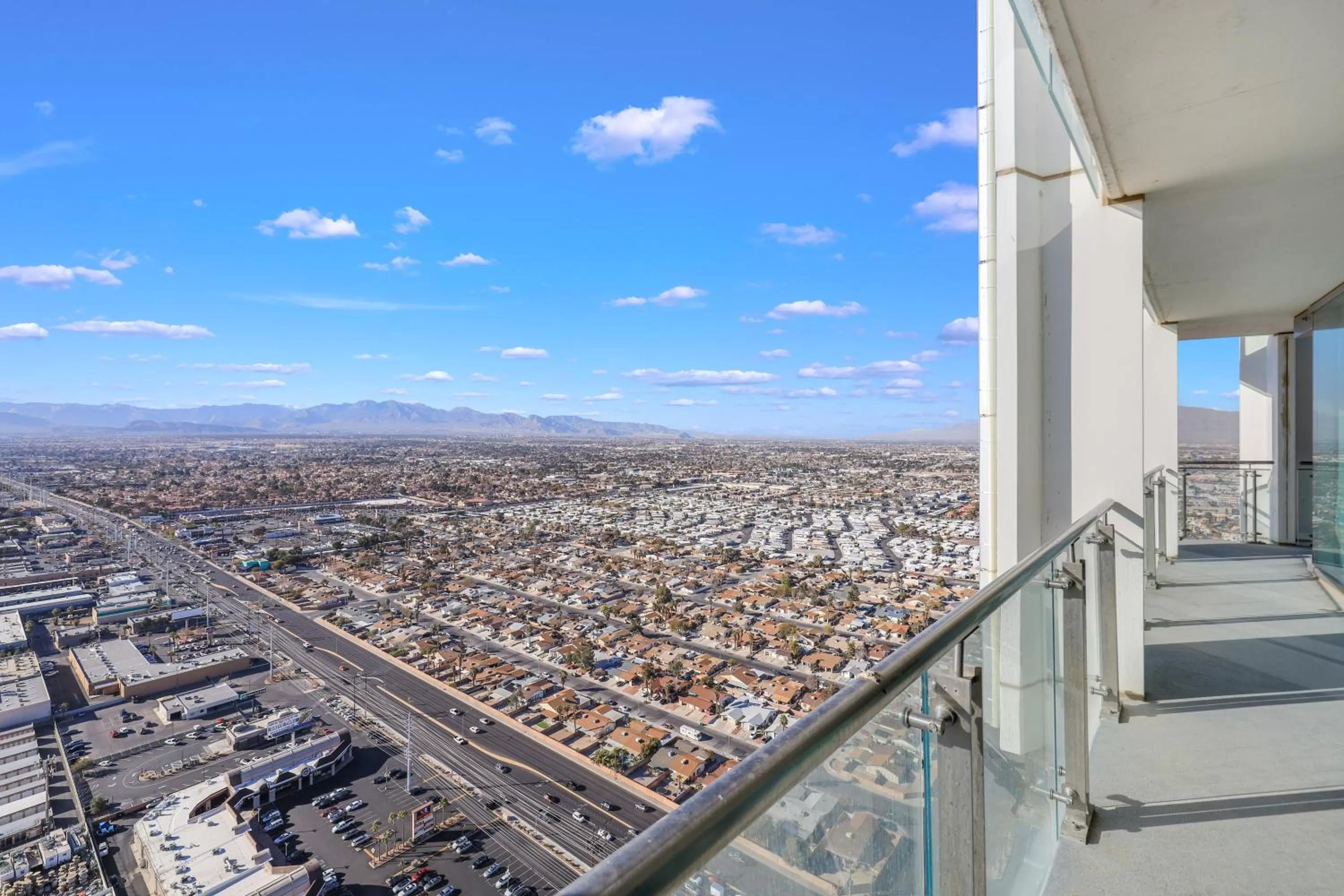 Property building in Vegas Palms HIGH 52nd fl. 1BDR corner penthouse 1220sqft