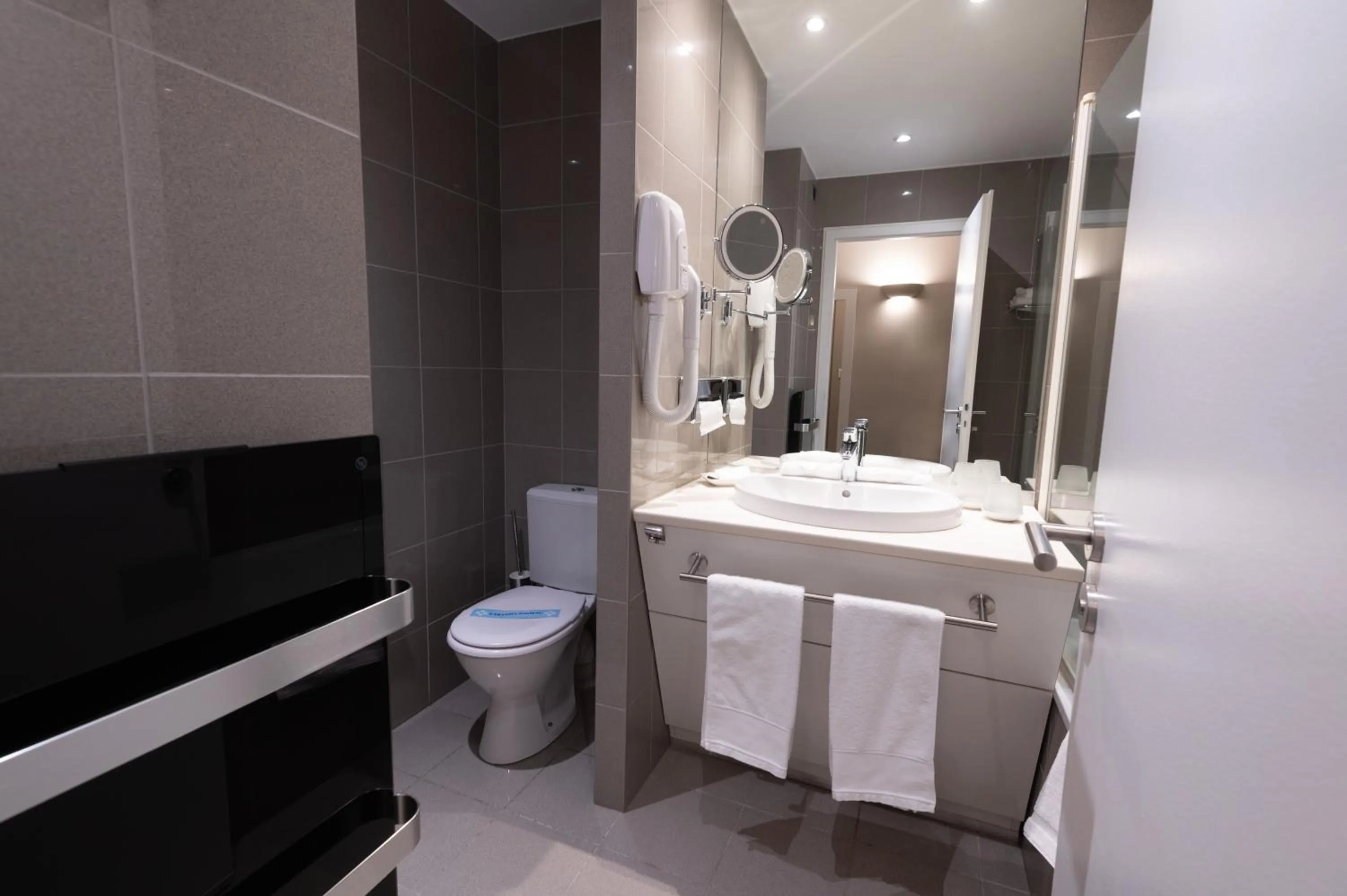 Bathroom in Grand Hôtel Du Tonneau D'Or