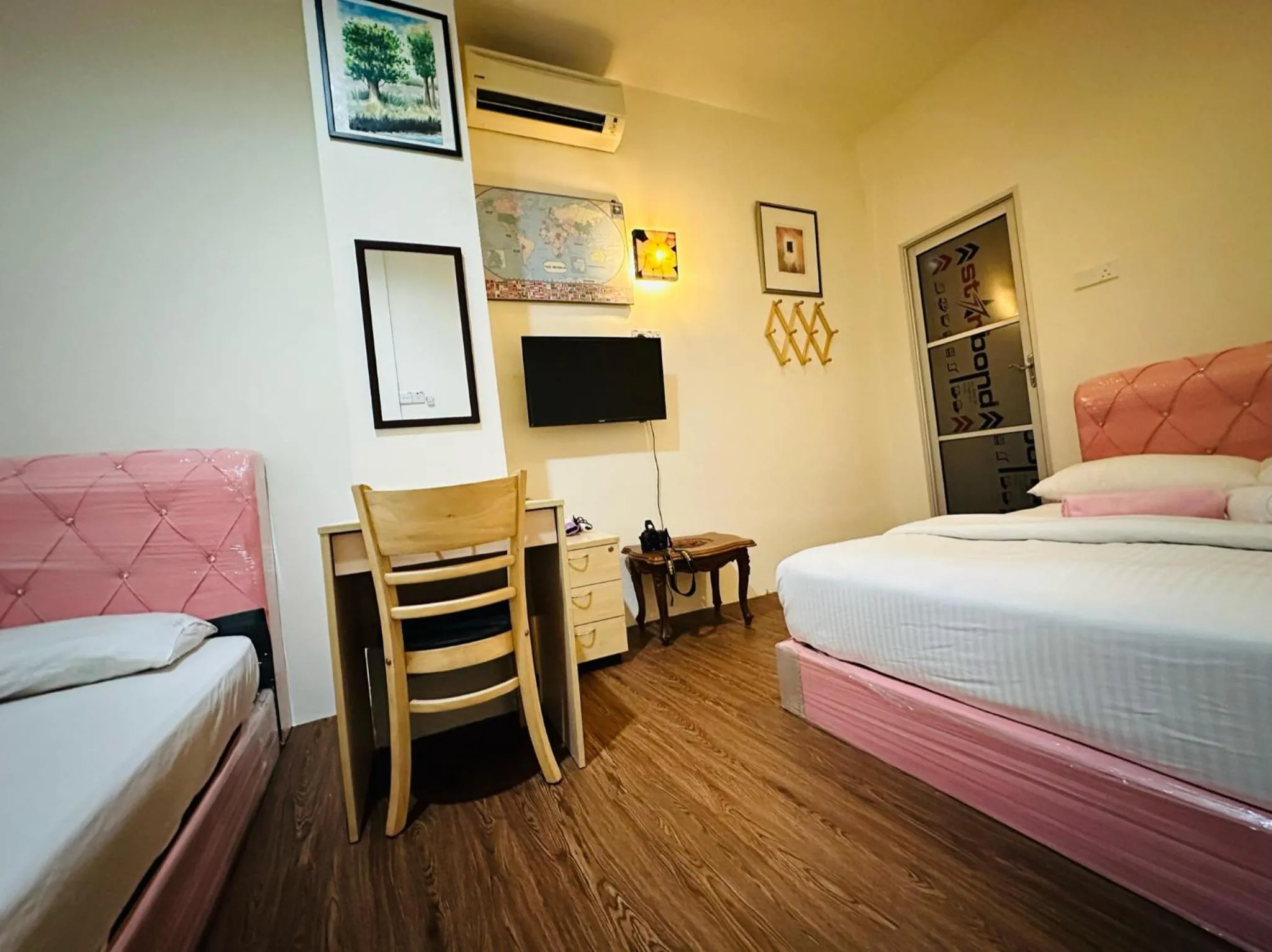 Photo of the whole room, Bed in The Explorers Guesthouse and Hostel