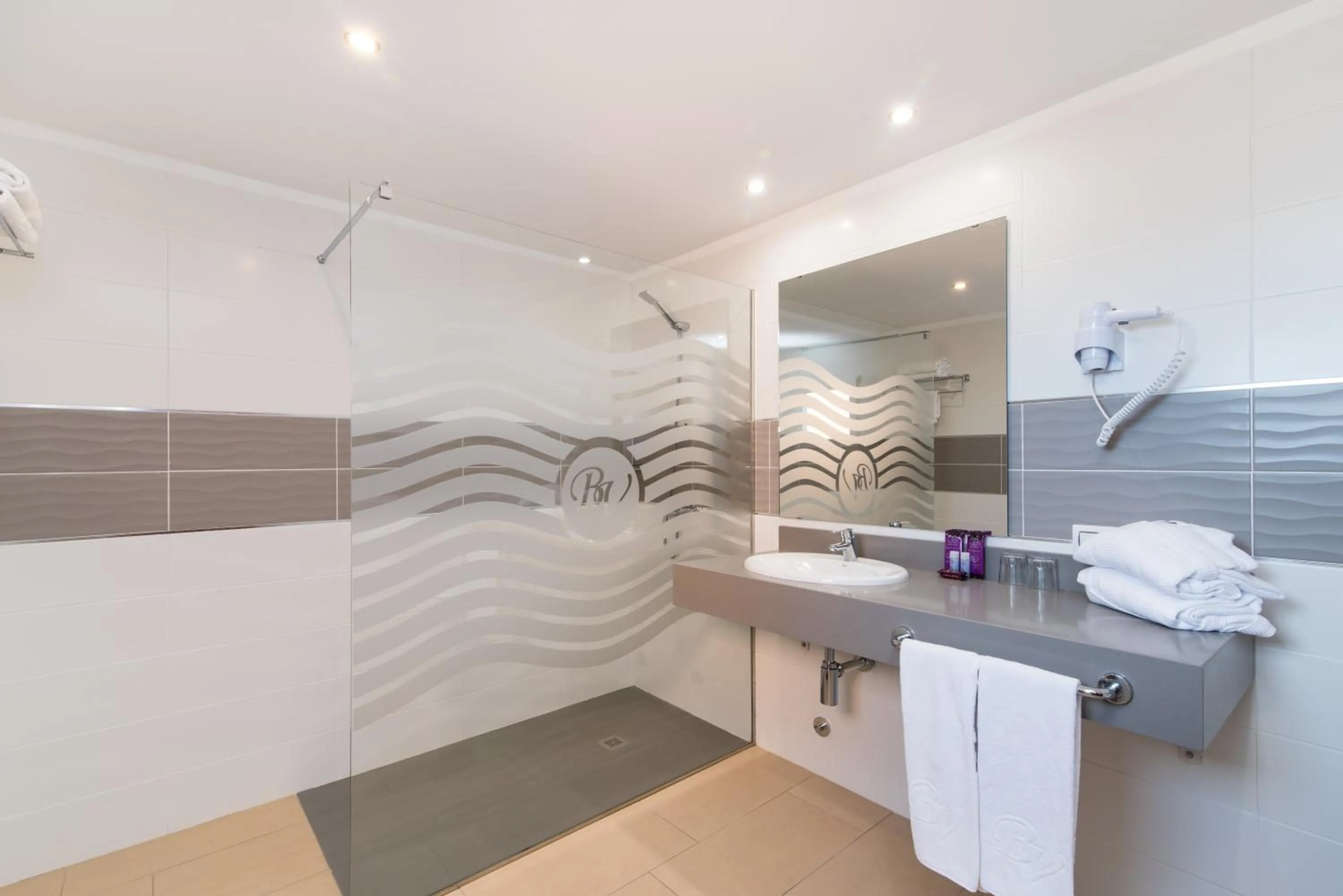 Shower in Hotel Baviera