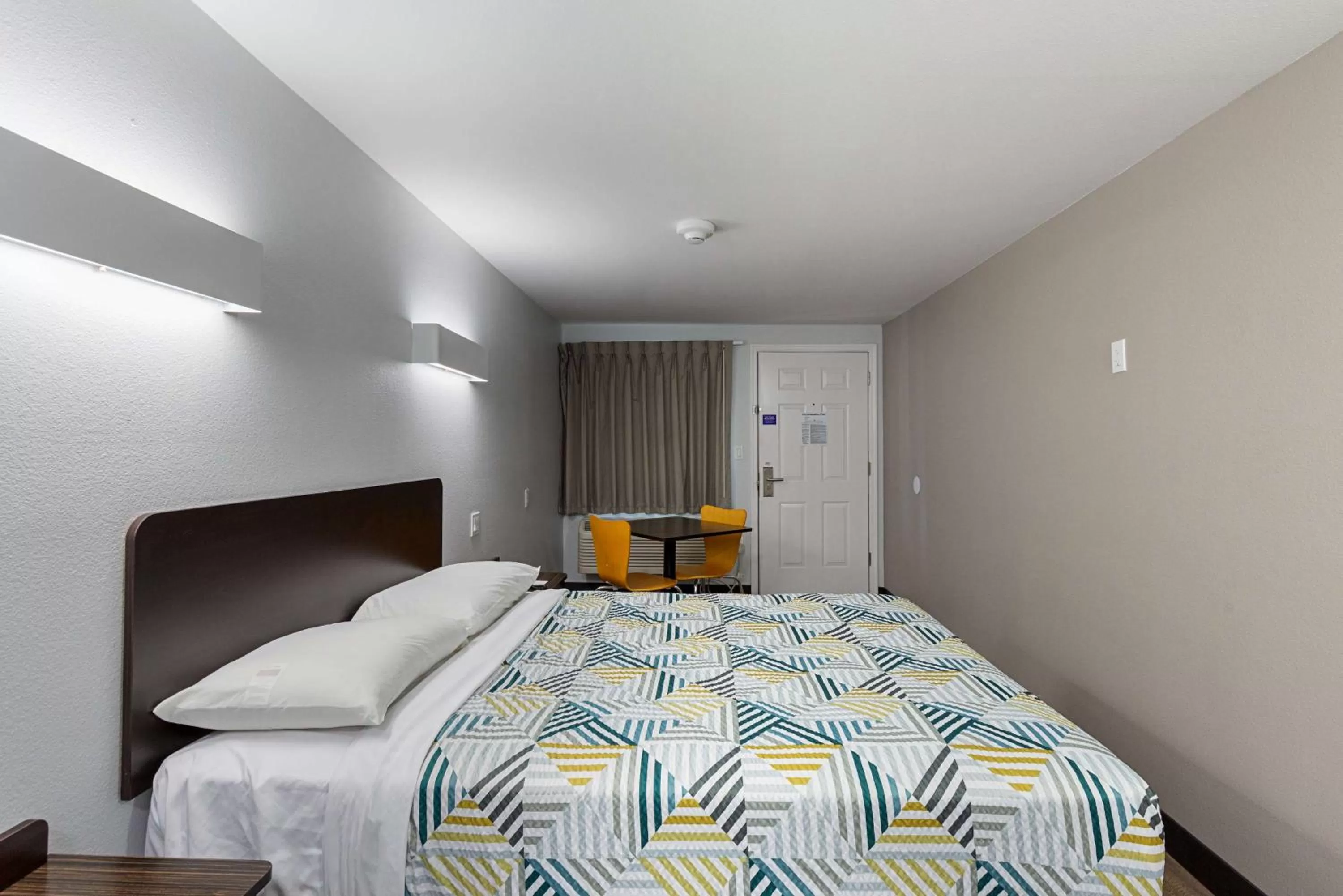 Photo of the whole room, Bed in Motel 6-Show Low, AZ