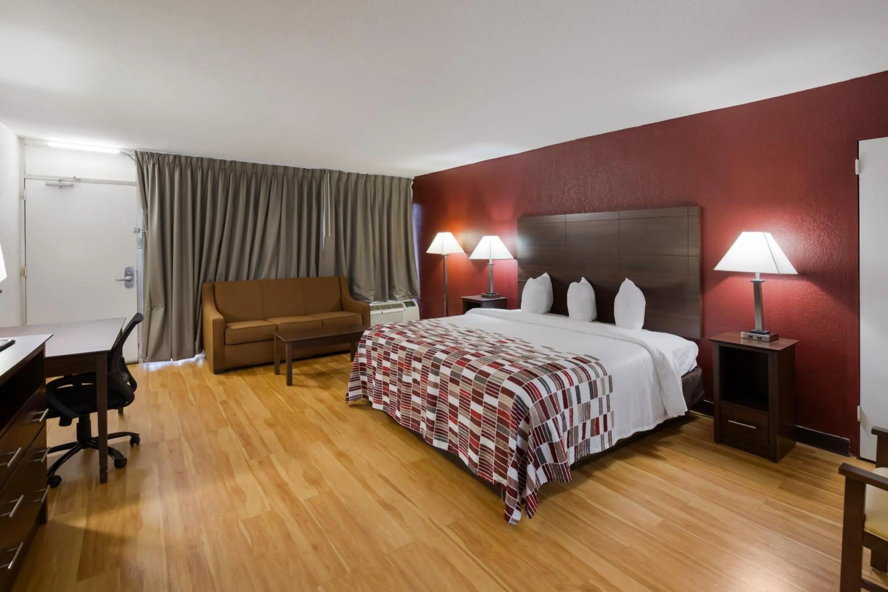 Photo of the whole room, Bed in Horizon Inn & Suites