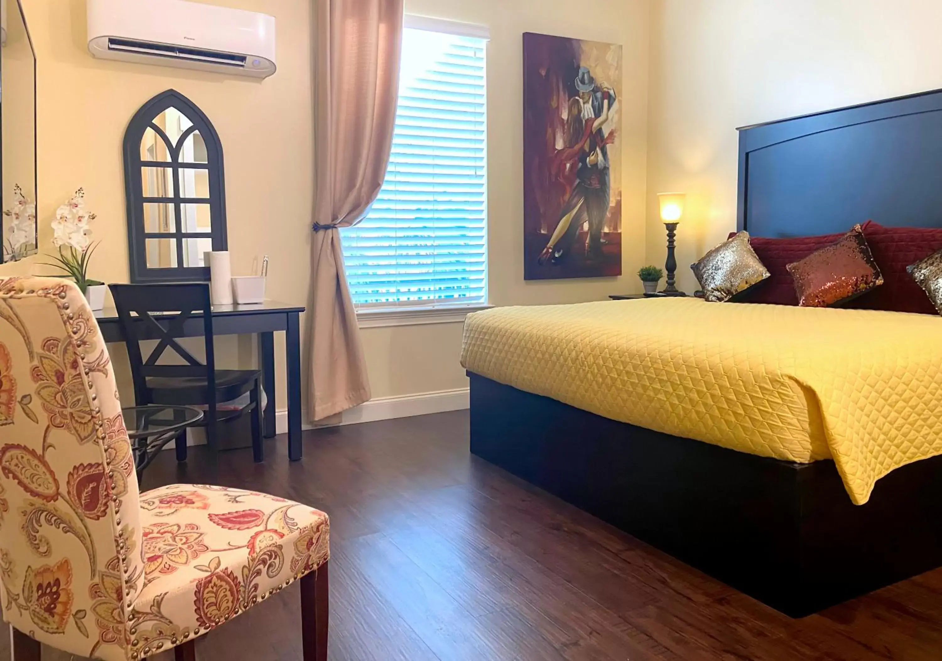 Deluxe King Room - single occupancy - No Kitchen in 30-A Inn & Suites Deluxe King Room - single occupancy - No Kitchen in 30-A Inn & Suites
