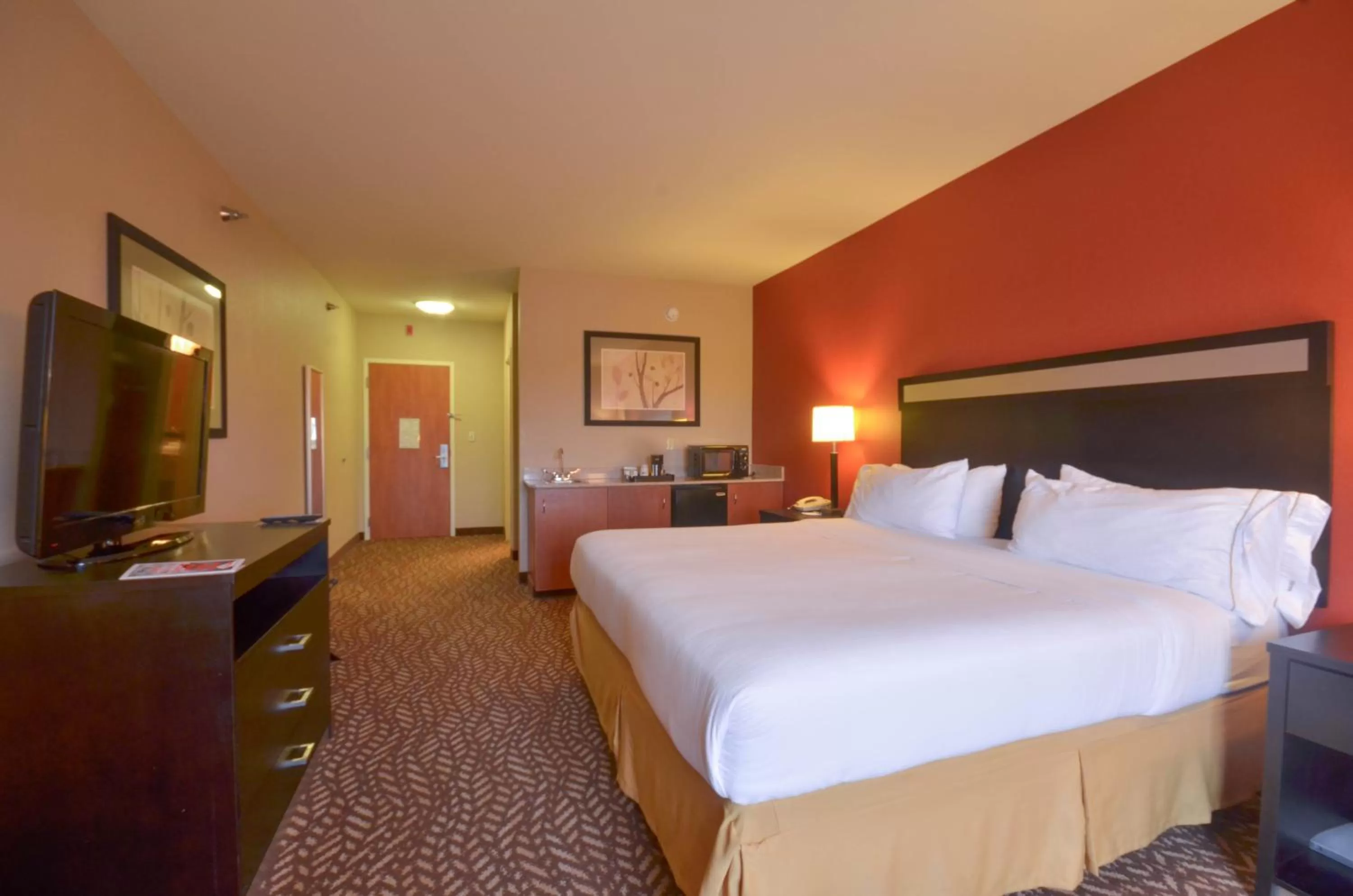 Photo of the whole room, Bed in Holiday Inn Express & Suites Pine Bluff/Pines Mall by IHG