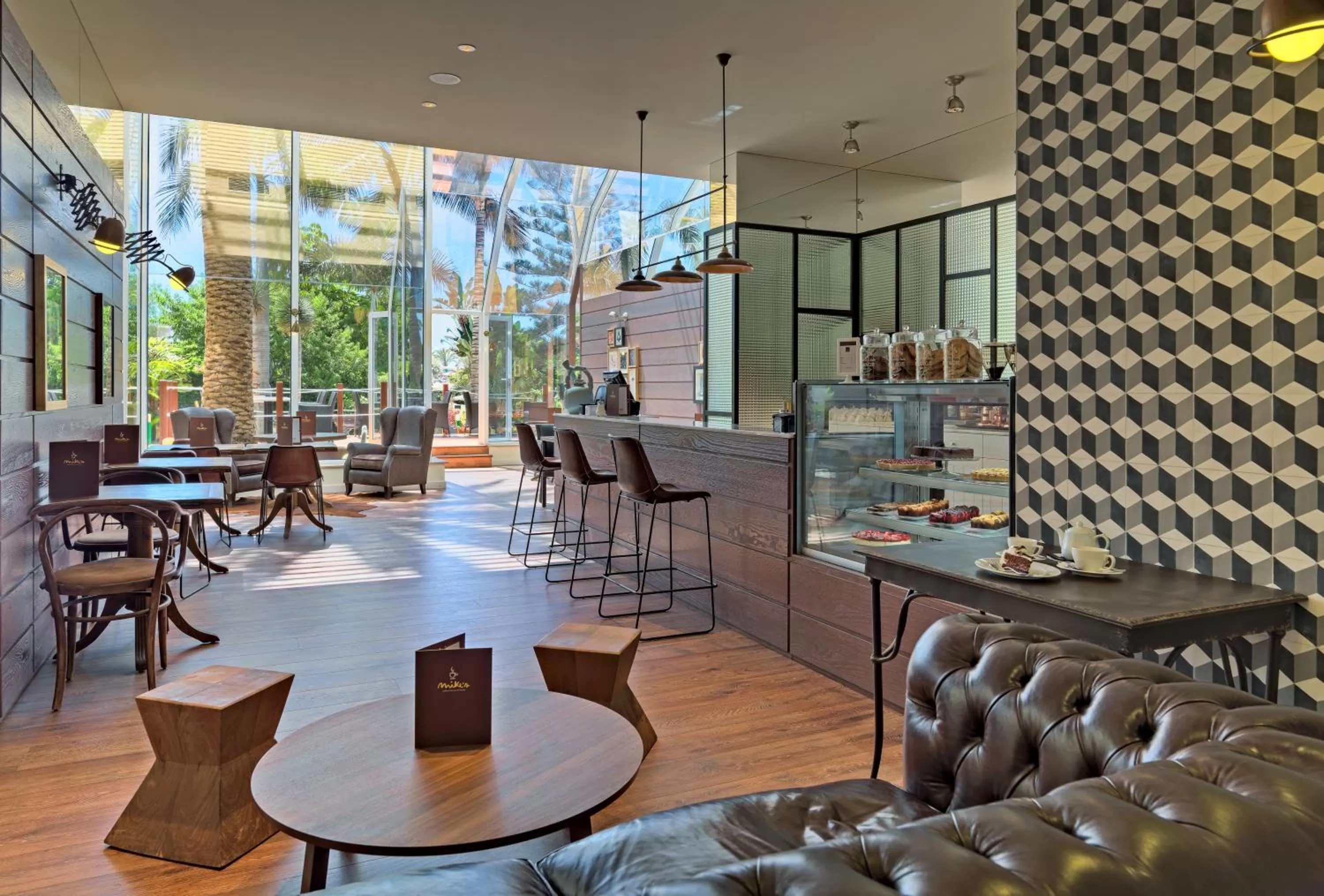 Lounge or bar in H10 Las Palmeras