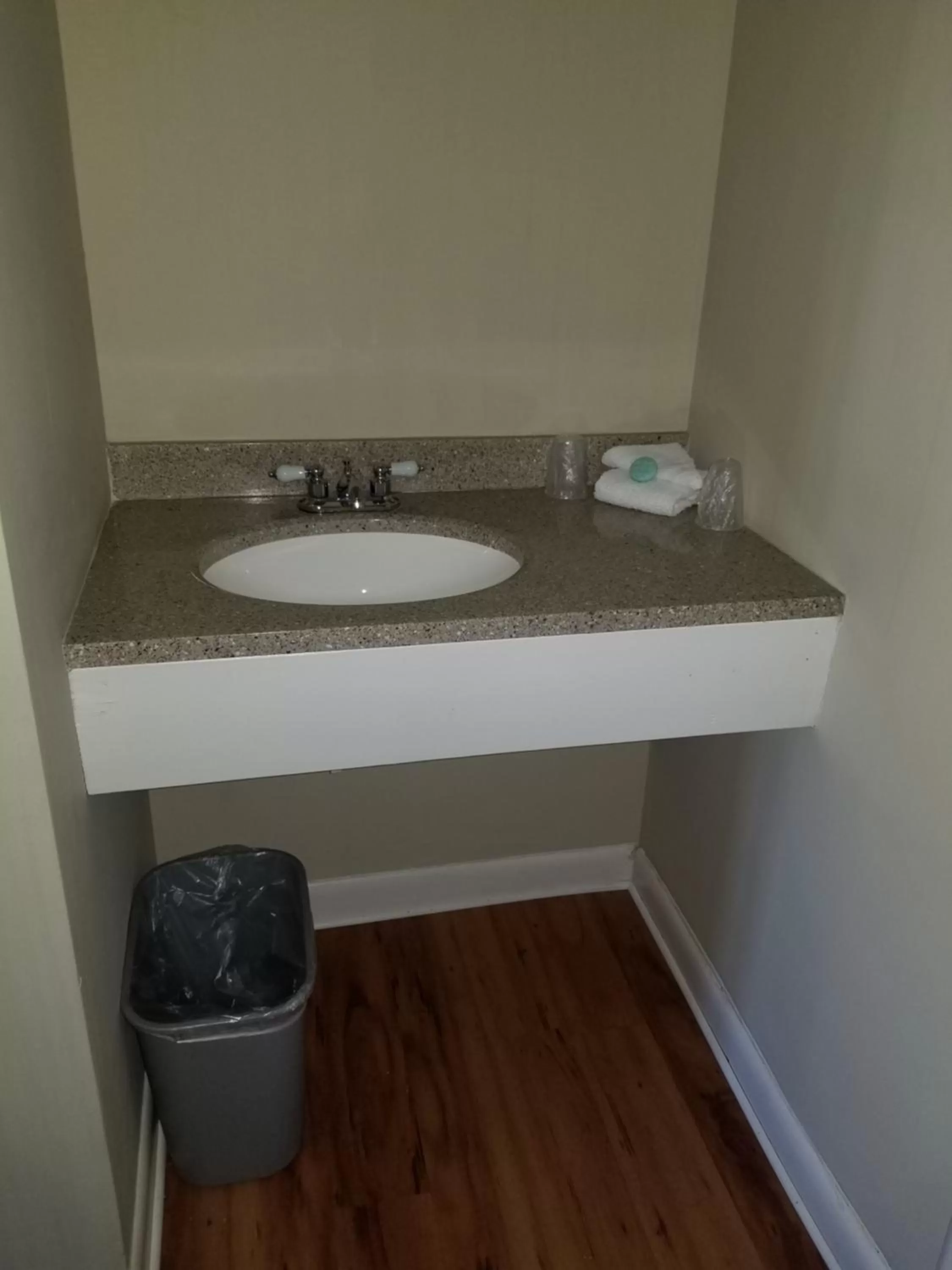 Bathroom in Colonial Inn Seekonk