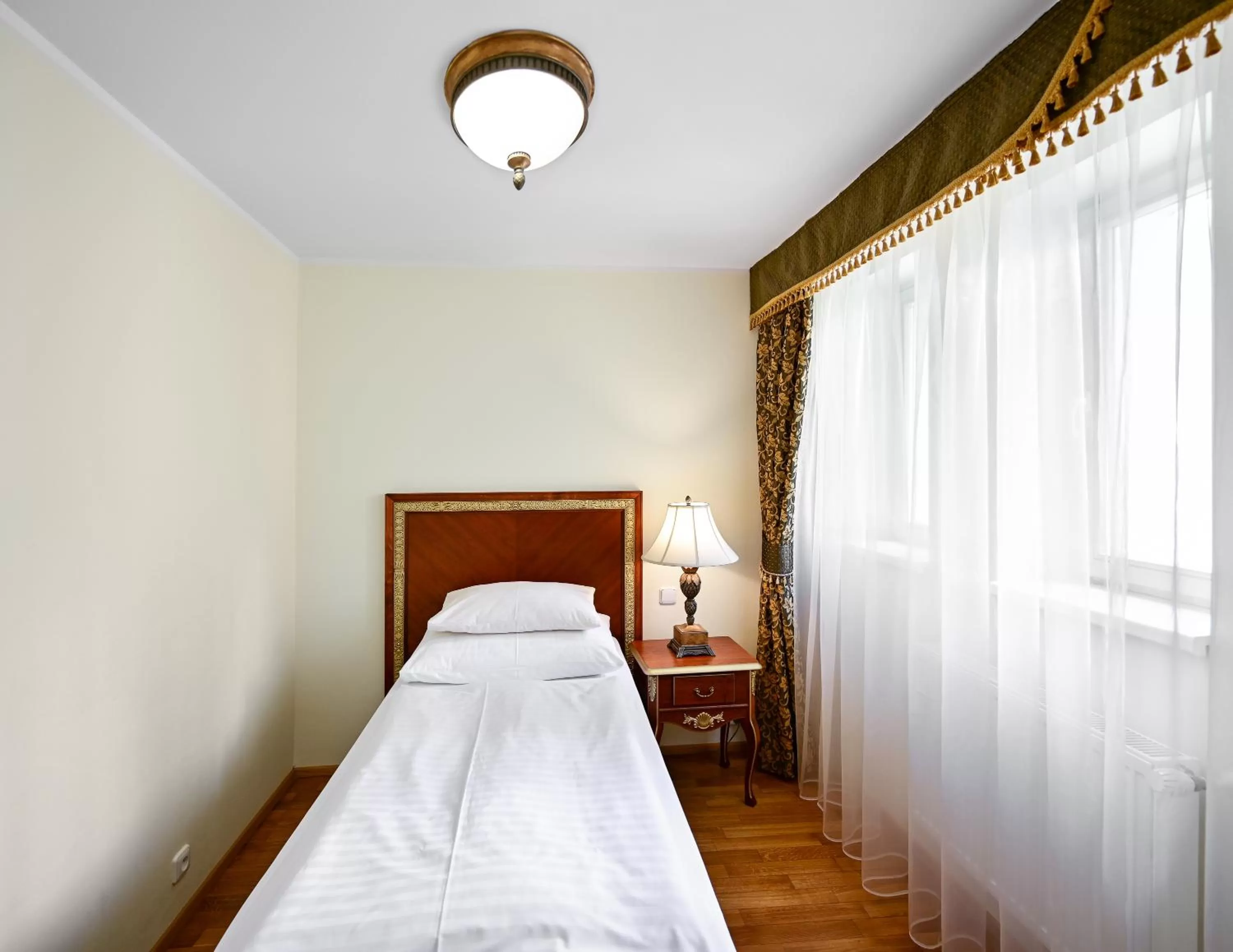 Bedroom, Bed in Residence Romanza