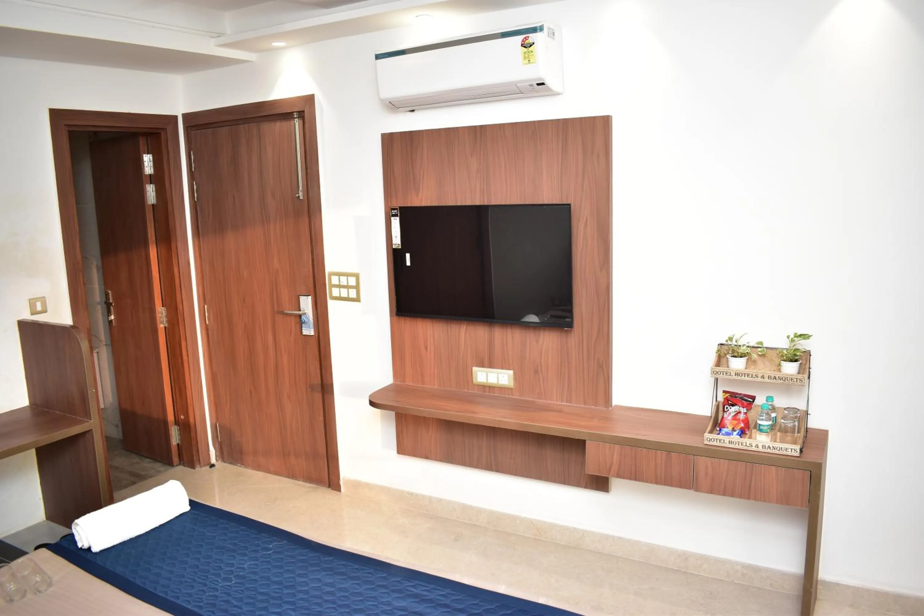 Communal lounge/ TV room in Qotel Comfort Ashok Vihar - Near Delhi University