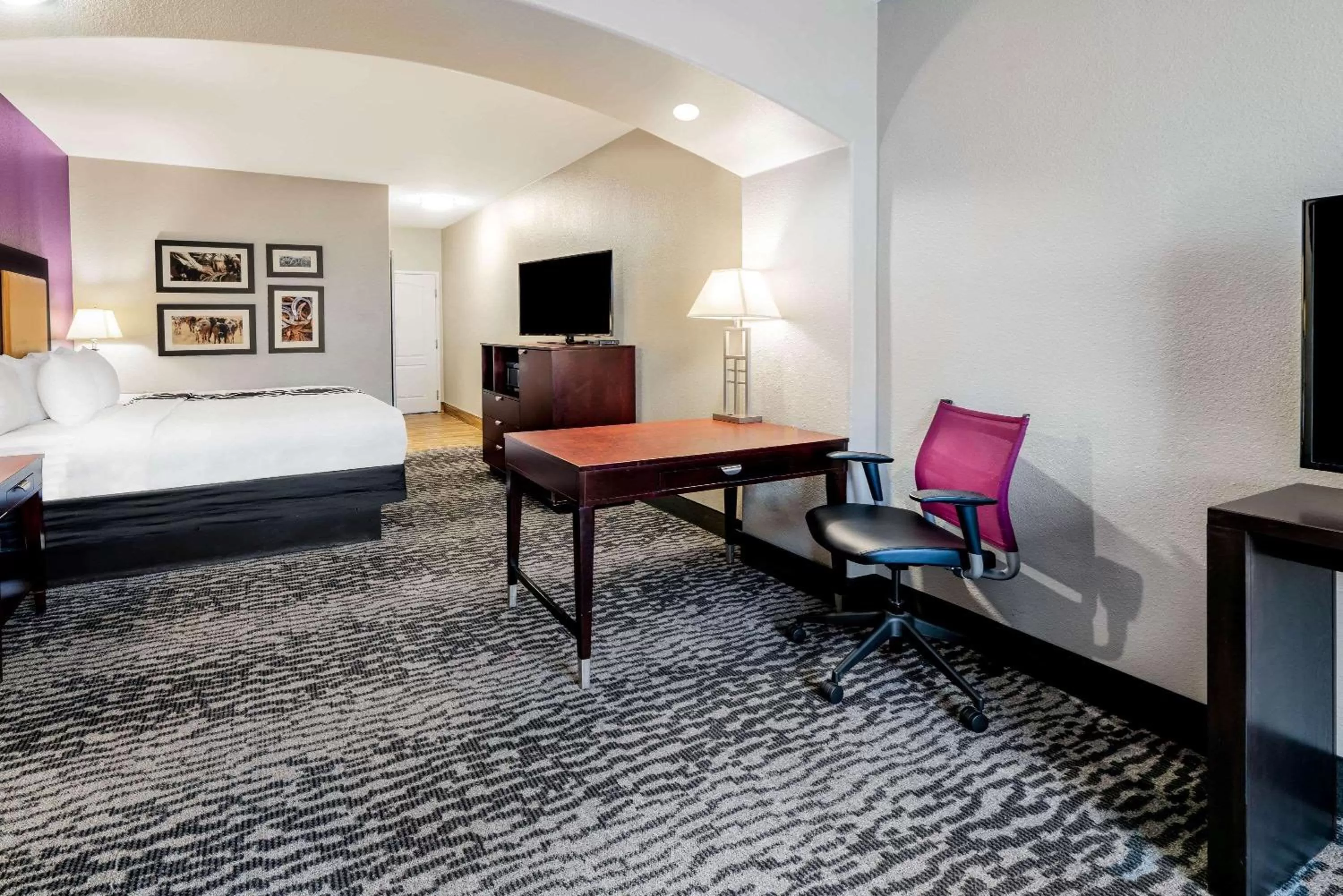 Photo of the whole room, Bed in La Quinta by Wyndham DFW Airport West - Bedford