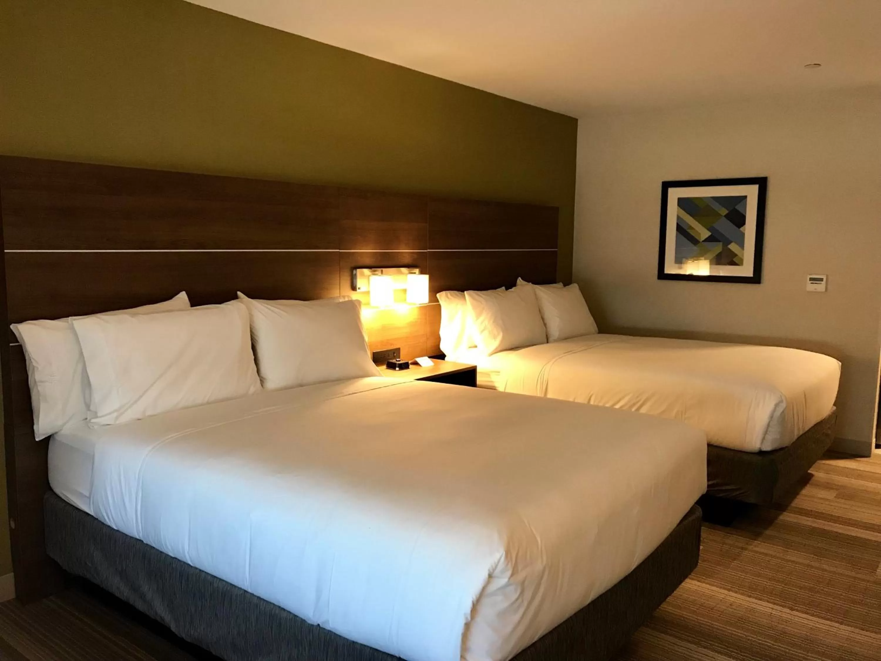 Photo of the whole room, Bed in Holiday Inn Express & Suites Pasadena - Los Angeles by IHG