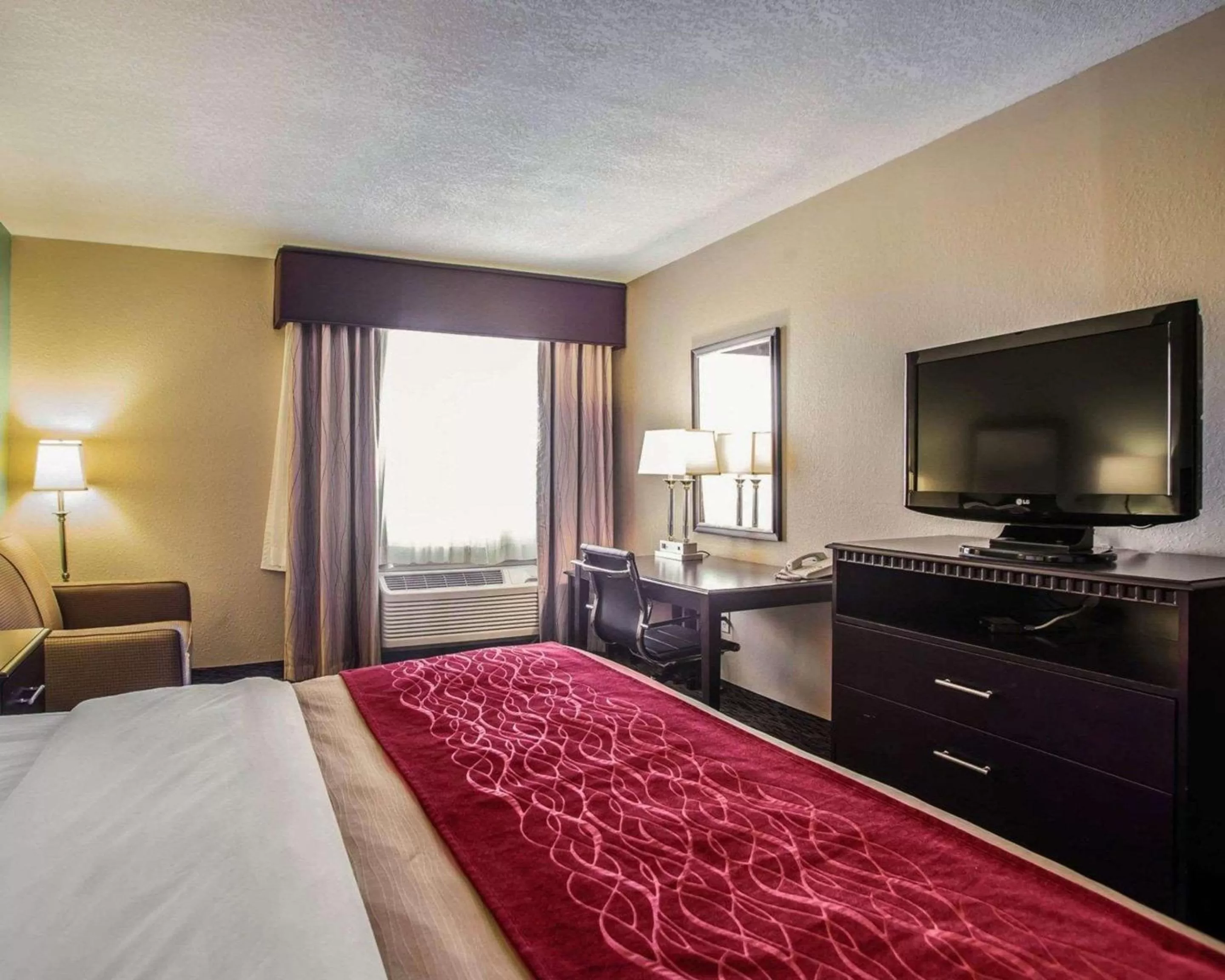 Photo of the whole room, Bed in Quality Inn Belton - Kansas City South