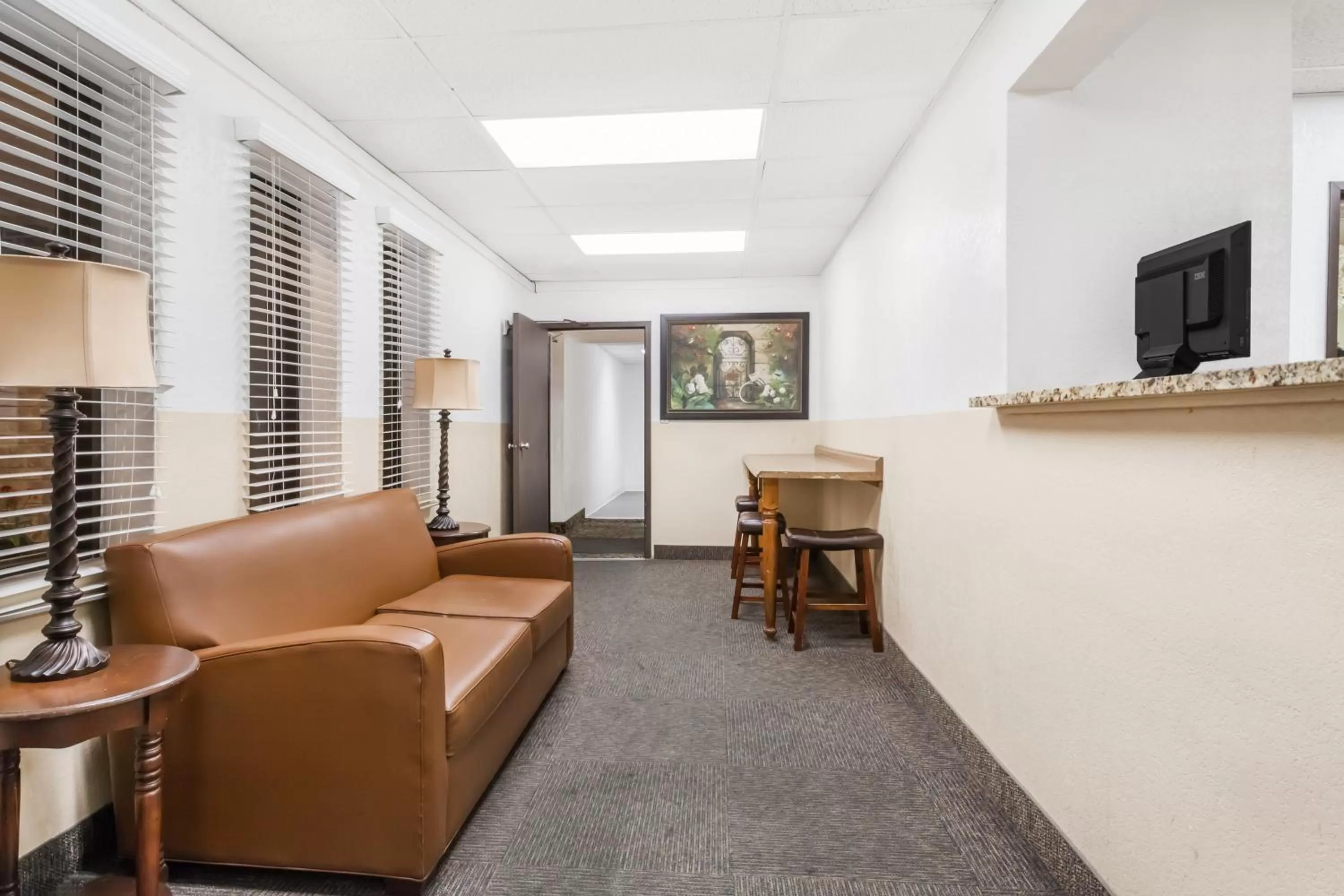 Super 8 by Wyndham Montgomery Maybrook