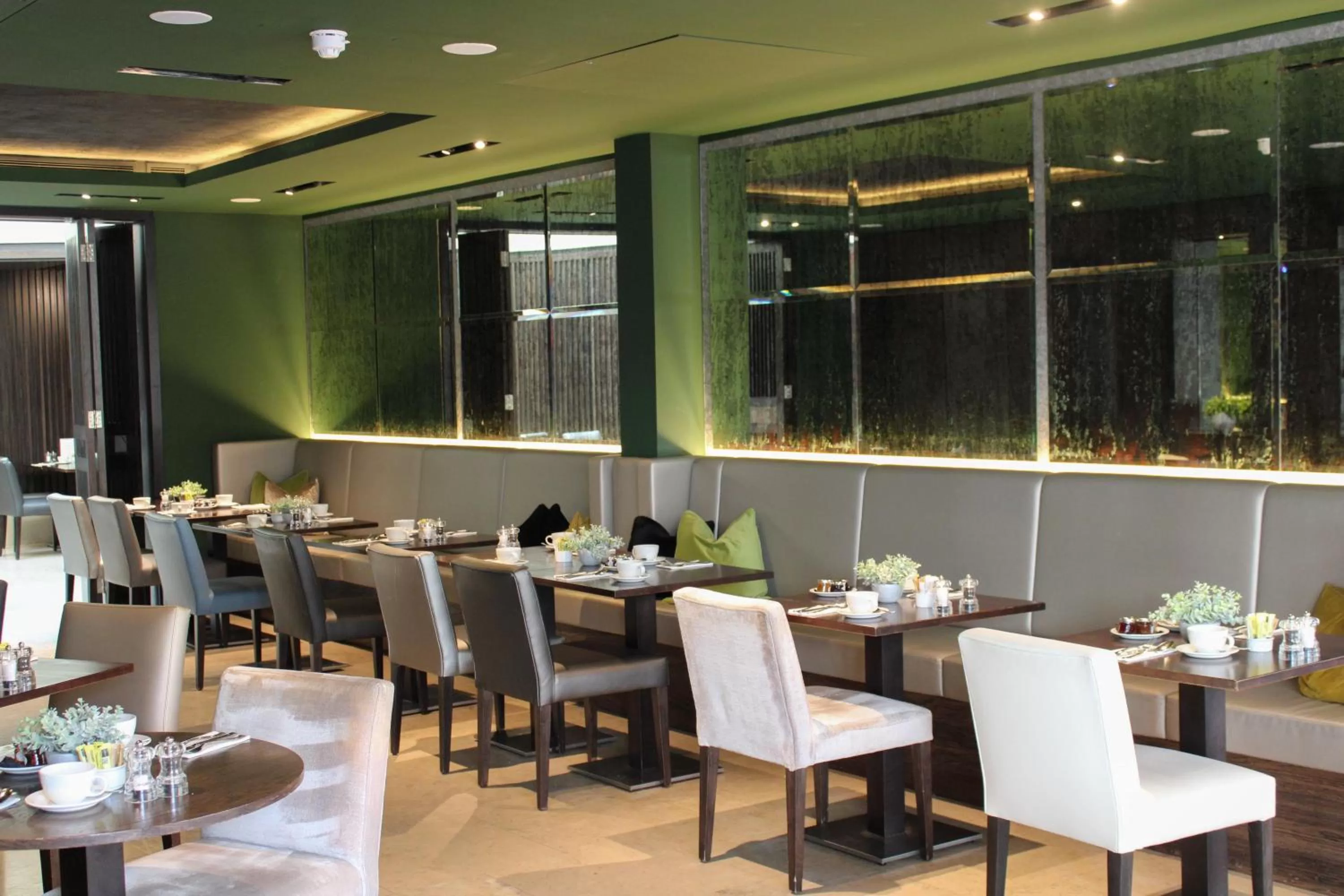 Restaurant/places to eat in One Warwick Park Hotel