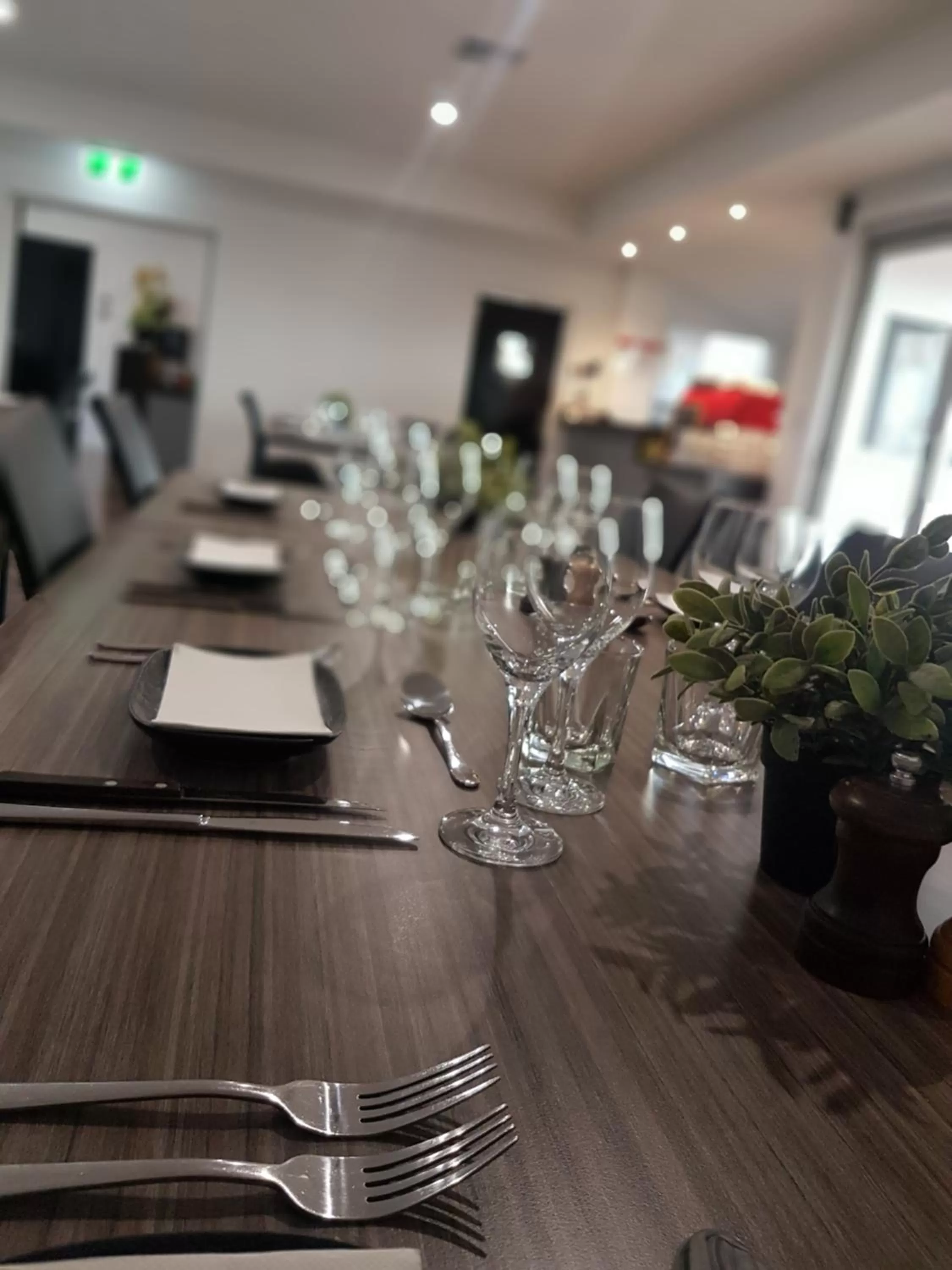 Restaurant/places to eat in The Avenue Inn