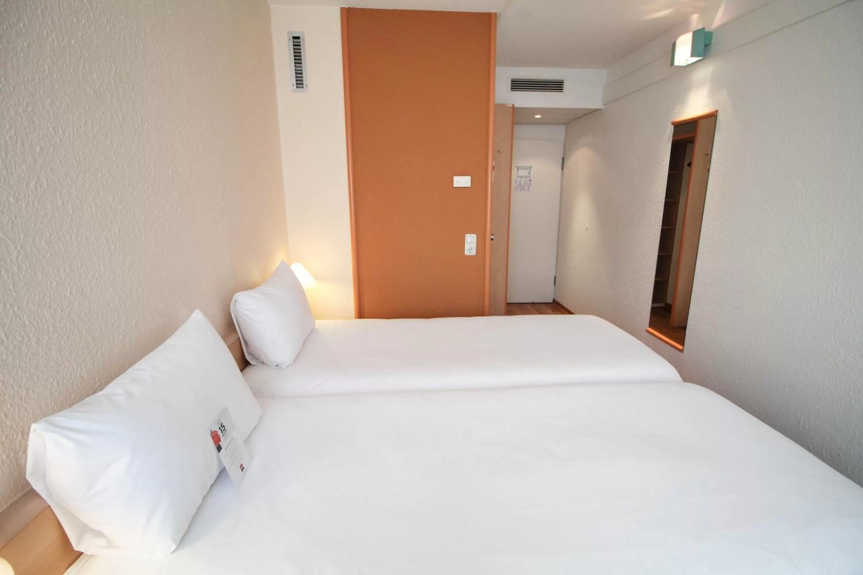 Photo of the whole room, Bed in ibis Hotel Düsseldorf Hauptbahnhof