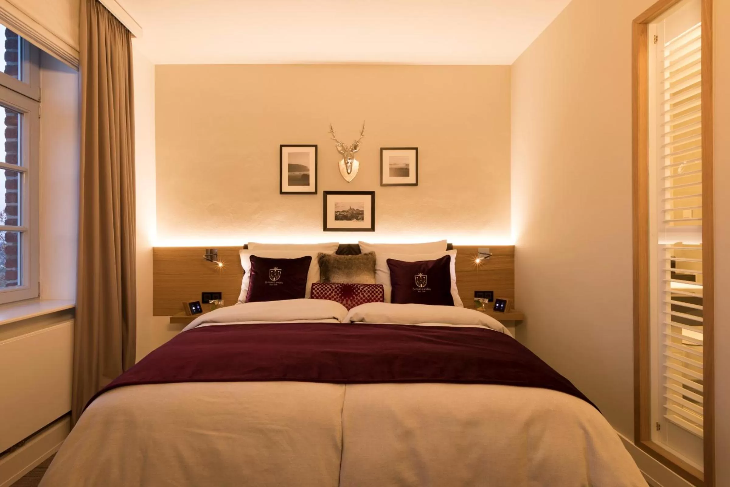 Photo of the whole room, Bed in Hotel Brunnenhaus Schloss Landau