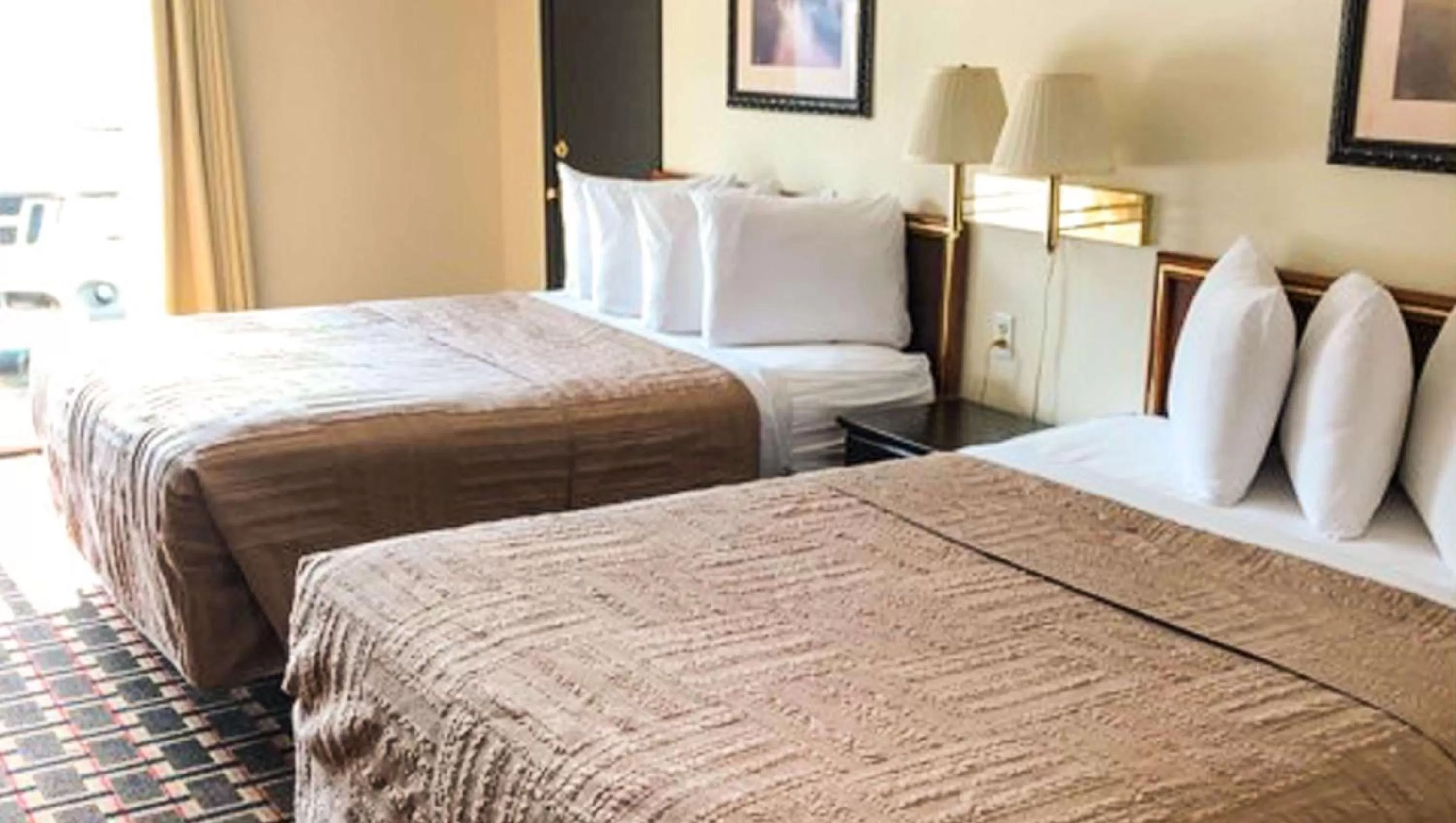 Photo of the whole room, Bed in Colonial Inn Ellsworth