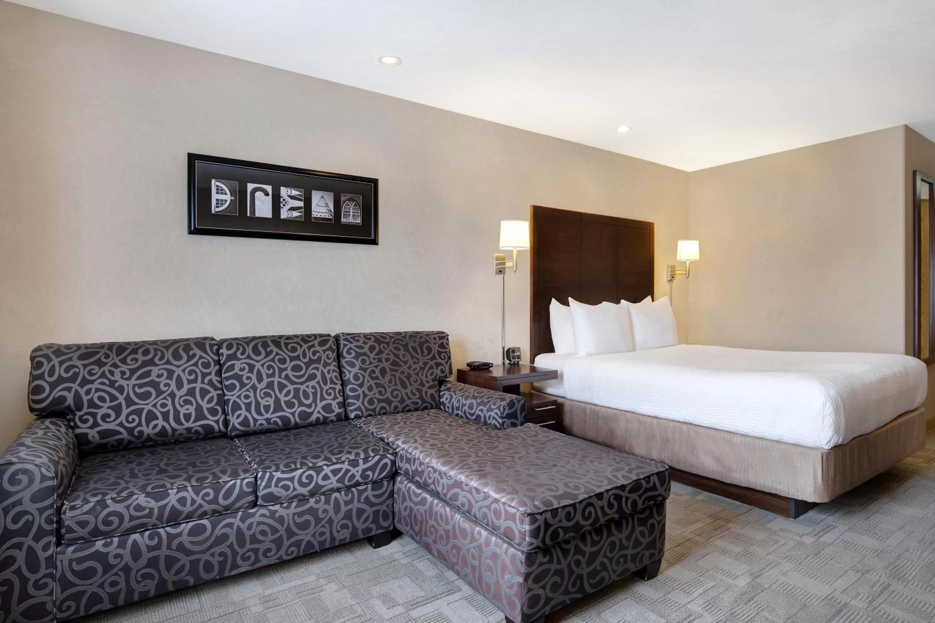 acessibility, Bed in Days Inn by Wyndham Medicine Hat