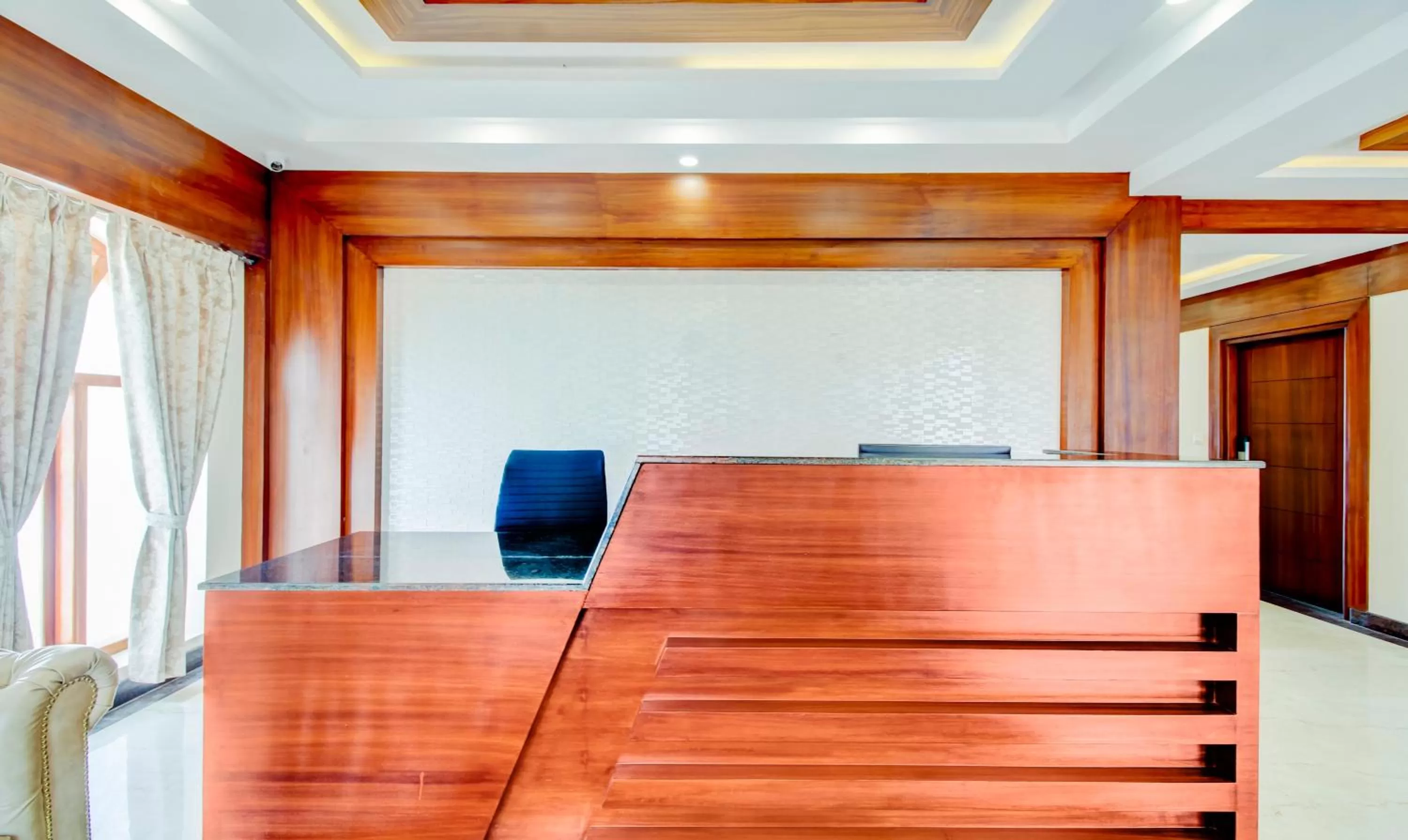 Lobby or reception in Treebo The Meridian, 10 Mins To Mahatma Gandhi Park