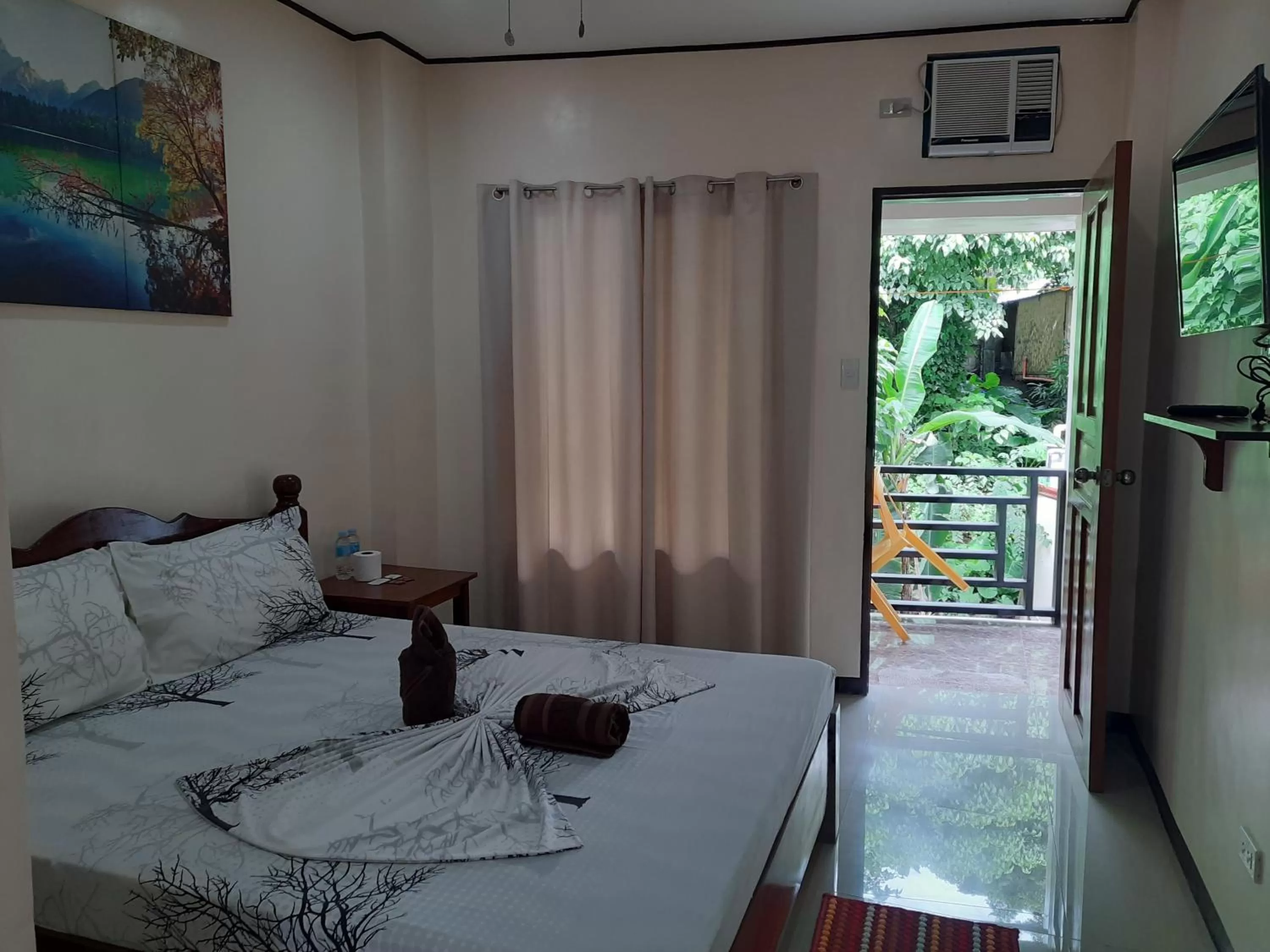 Bedroom, Bed in Devayn's Inn