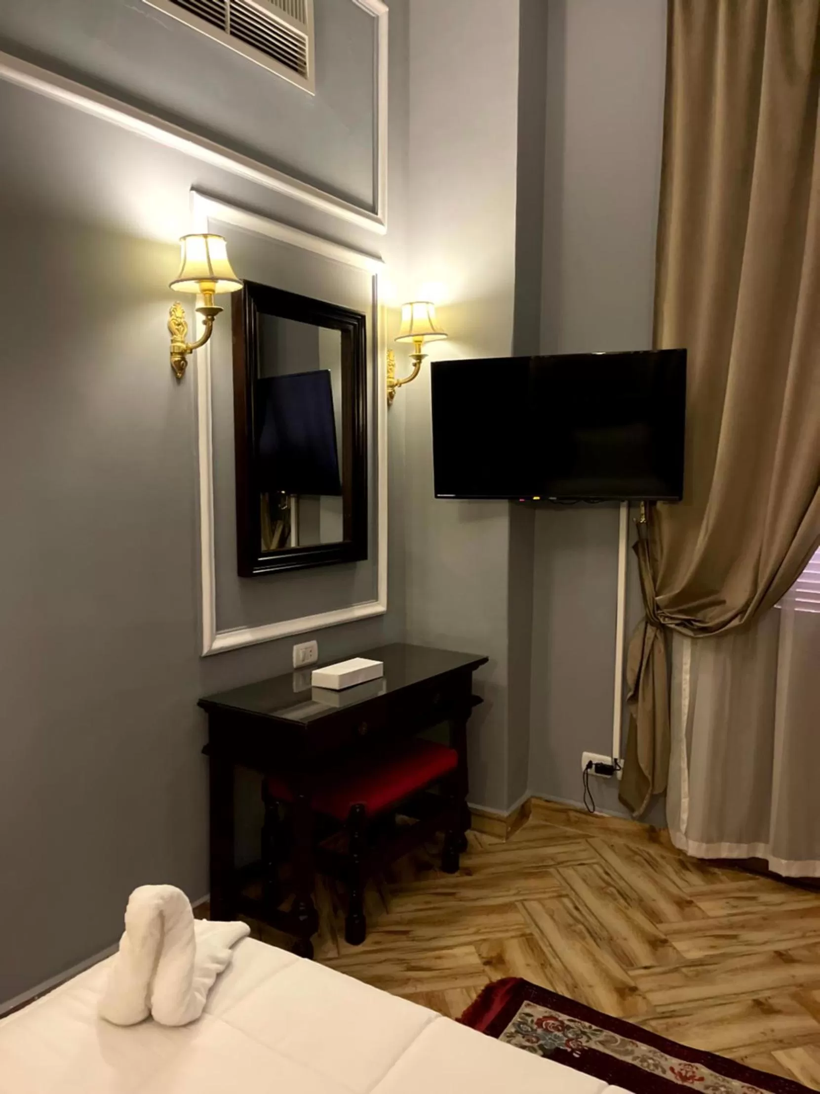 Bedroom, Bed in Cosmopolitan hotel