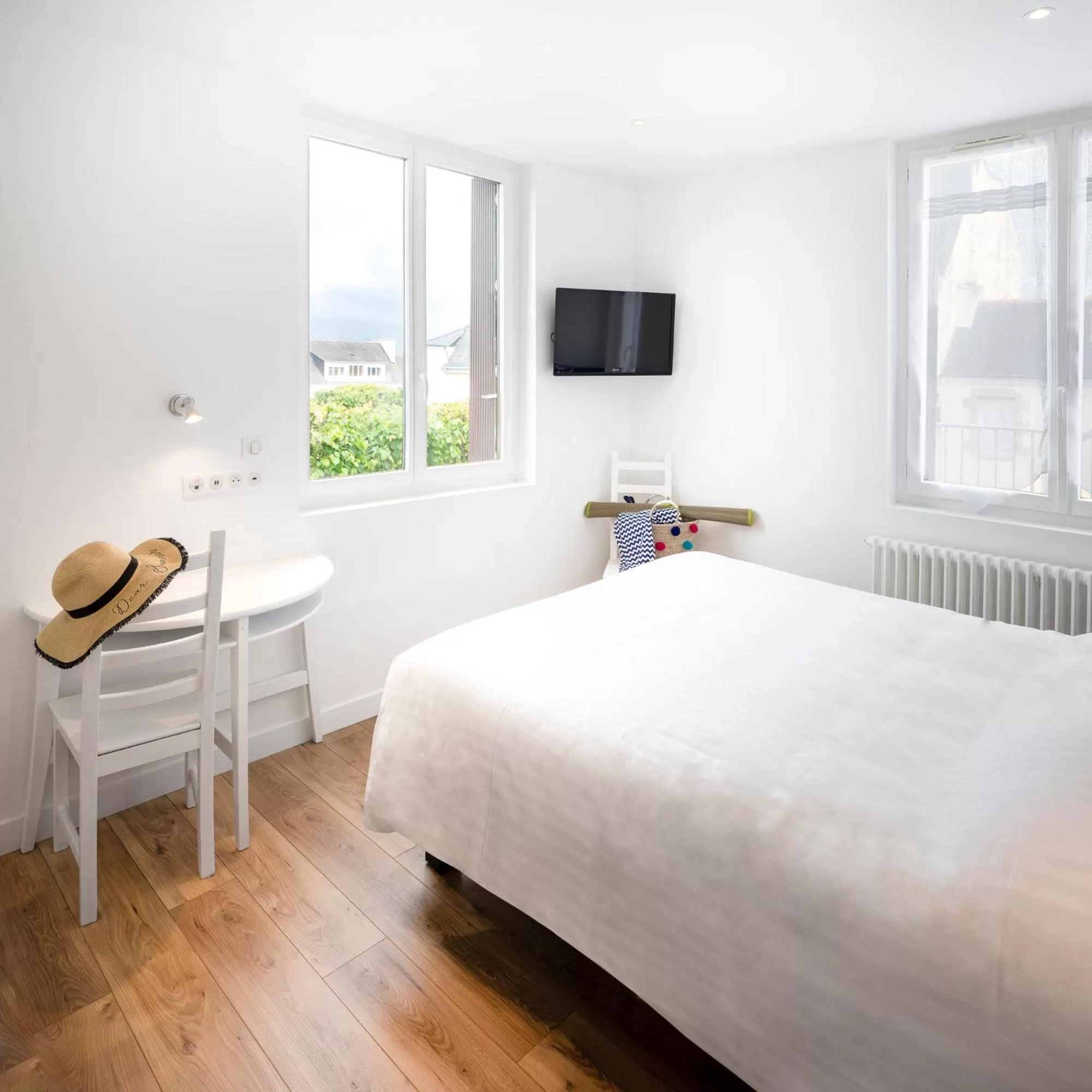 Photo of the whole room, Bed in Hotel Restaurant Spa De La Citadelle Lorient