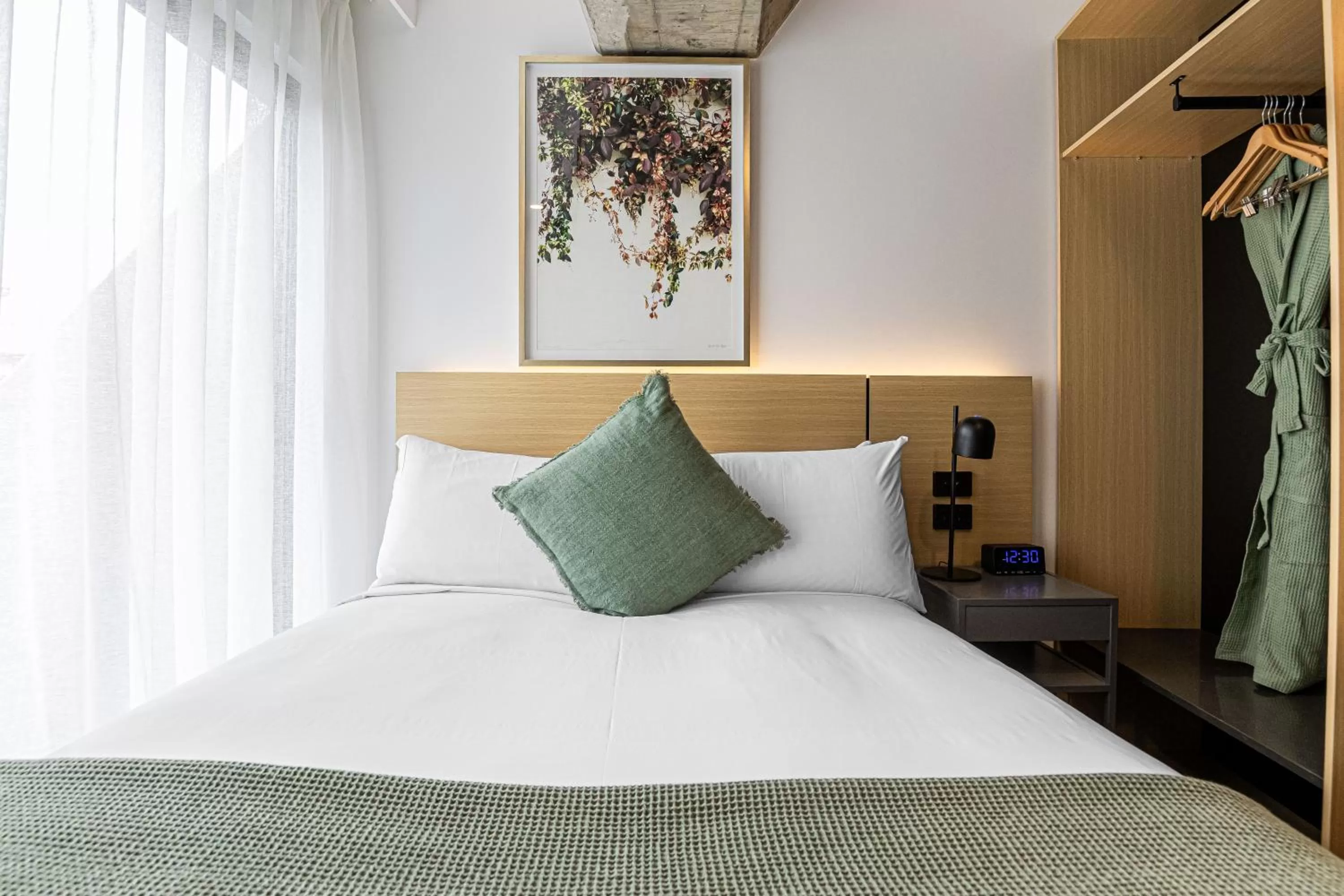 Photo of the whole room, Bed in Song Hotel Sydney