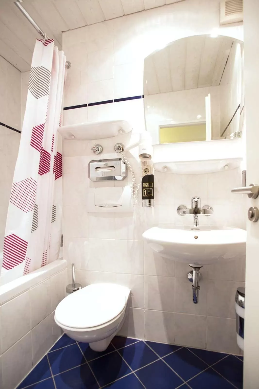 Toilet in NP Hotel Wallis