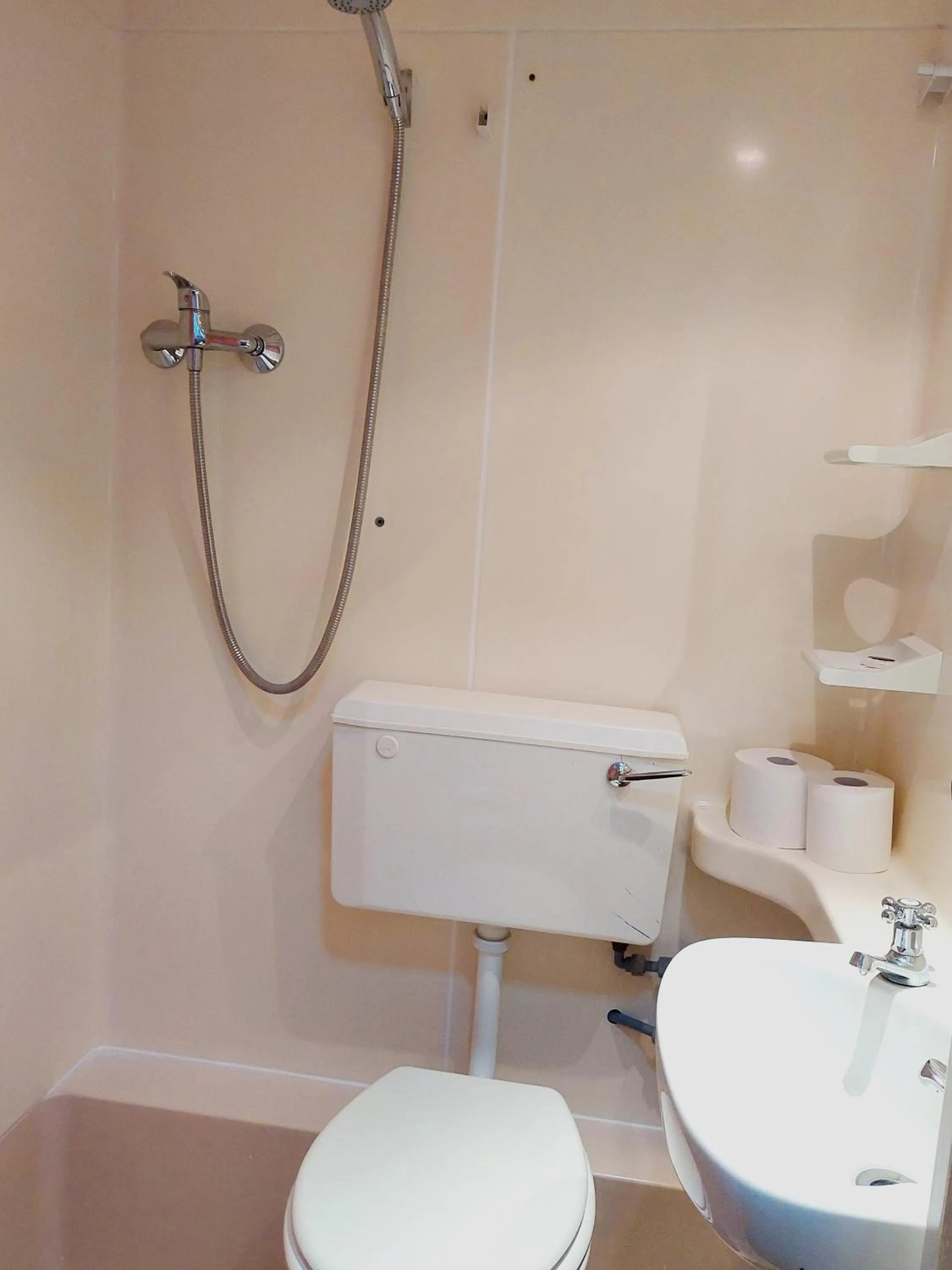 Shower in Carlton Hotel