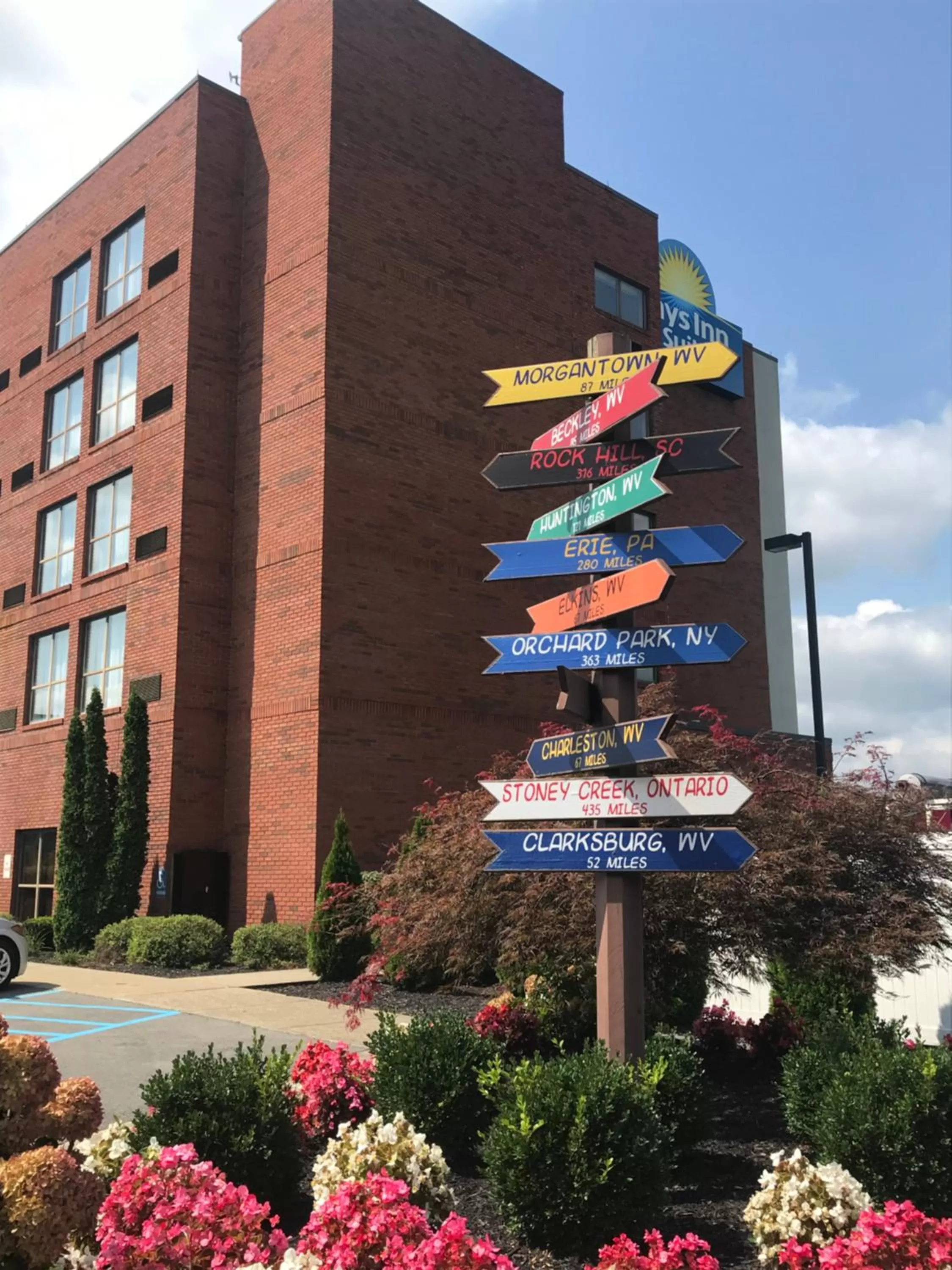 Property building in Days Inn & Suites by Wyndham Sutton Flatwoods