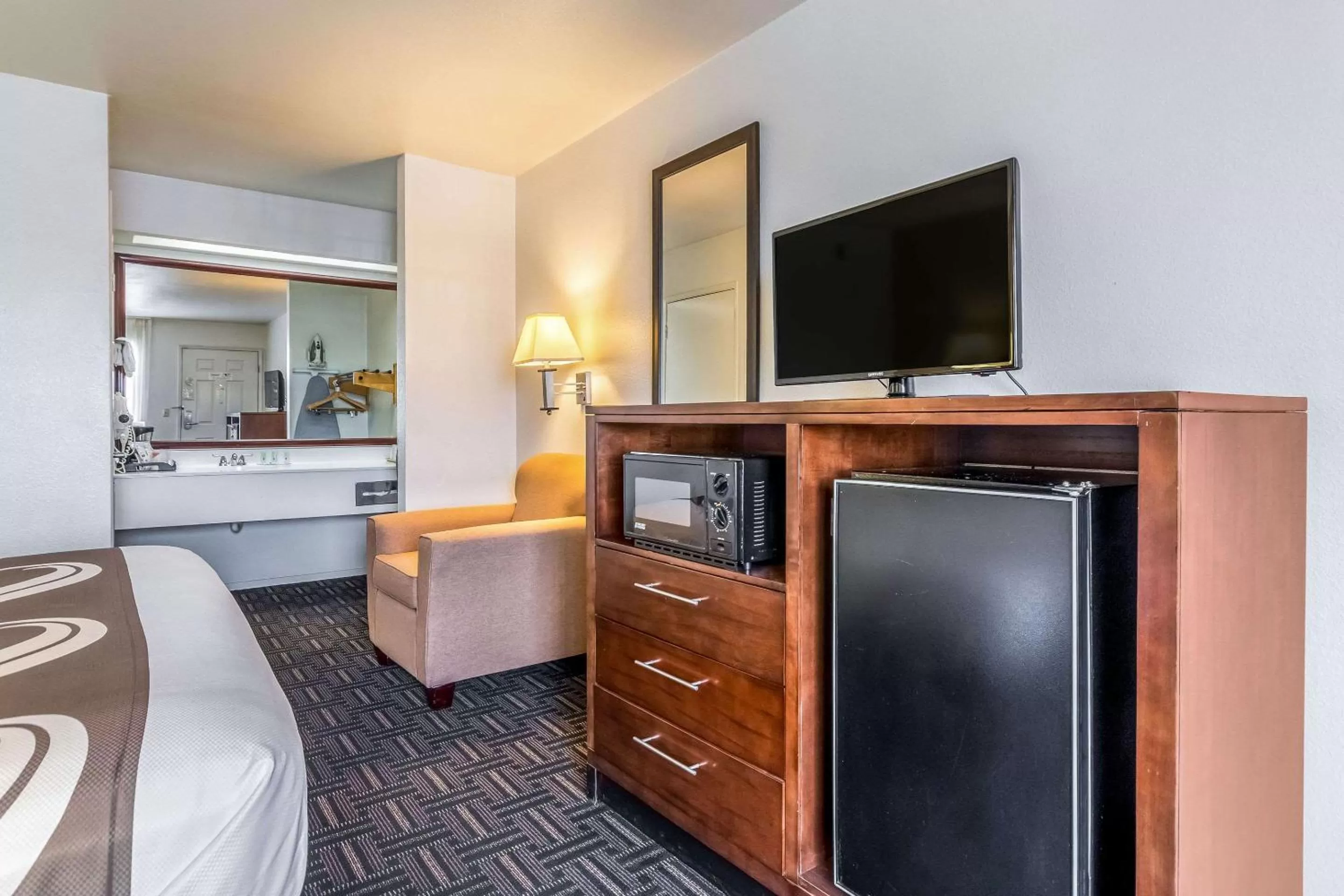 Photo of the whole room, Bed in Quality Inn Fresno Near University