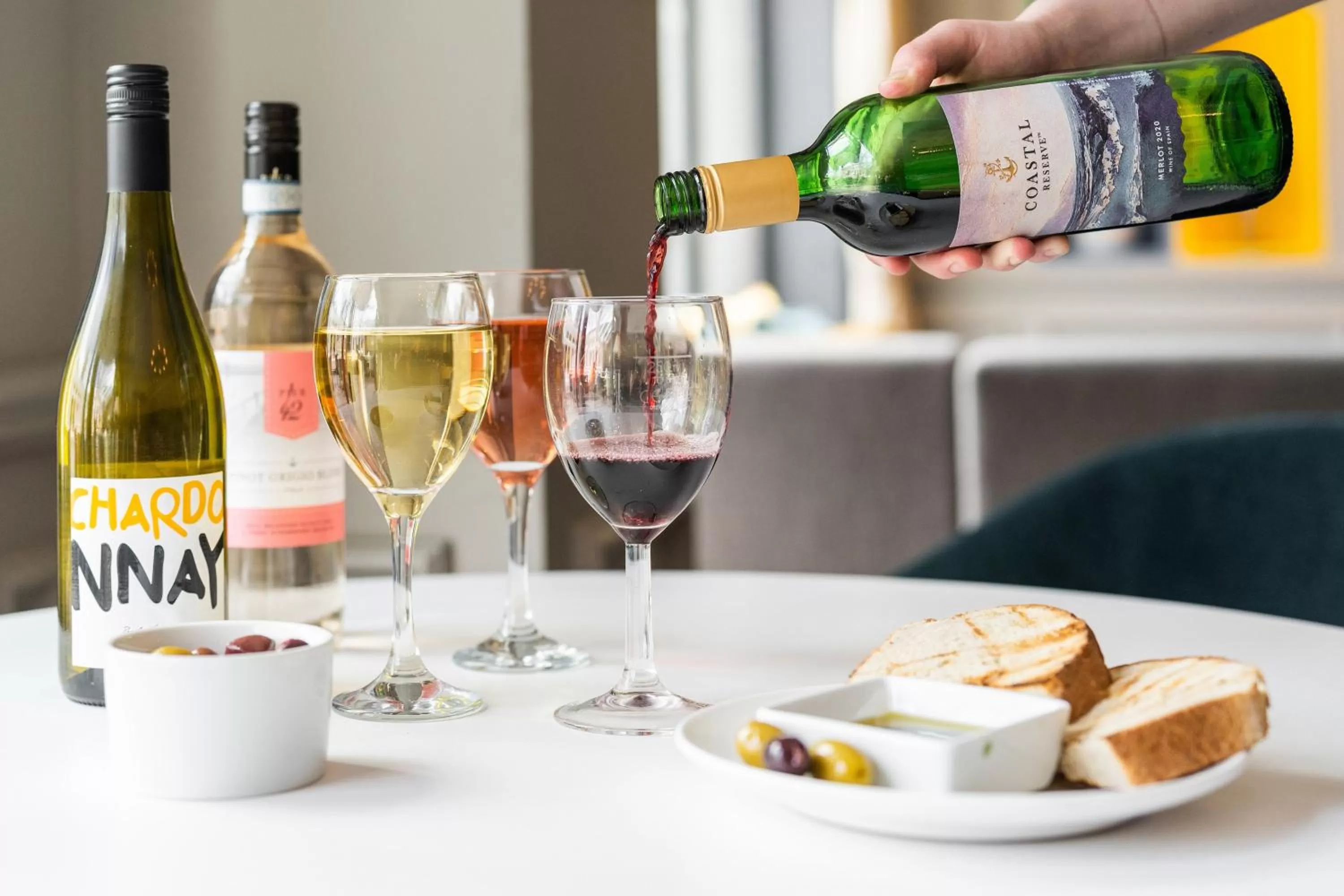 Lounge or bar in Holiday Inn Maidstone-Sevenoaks by IHG