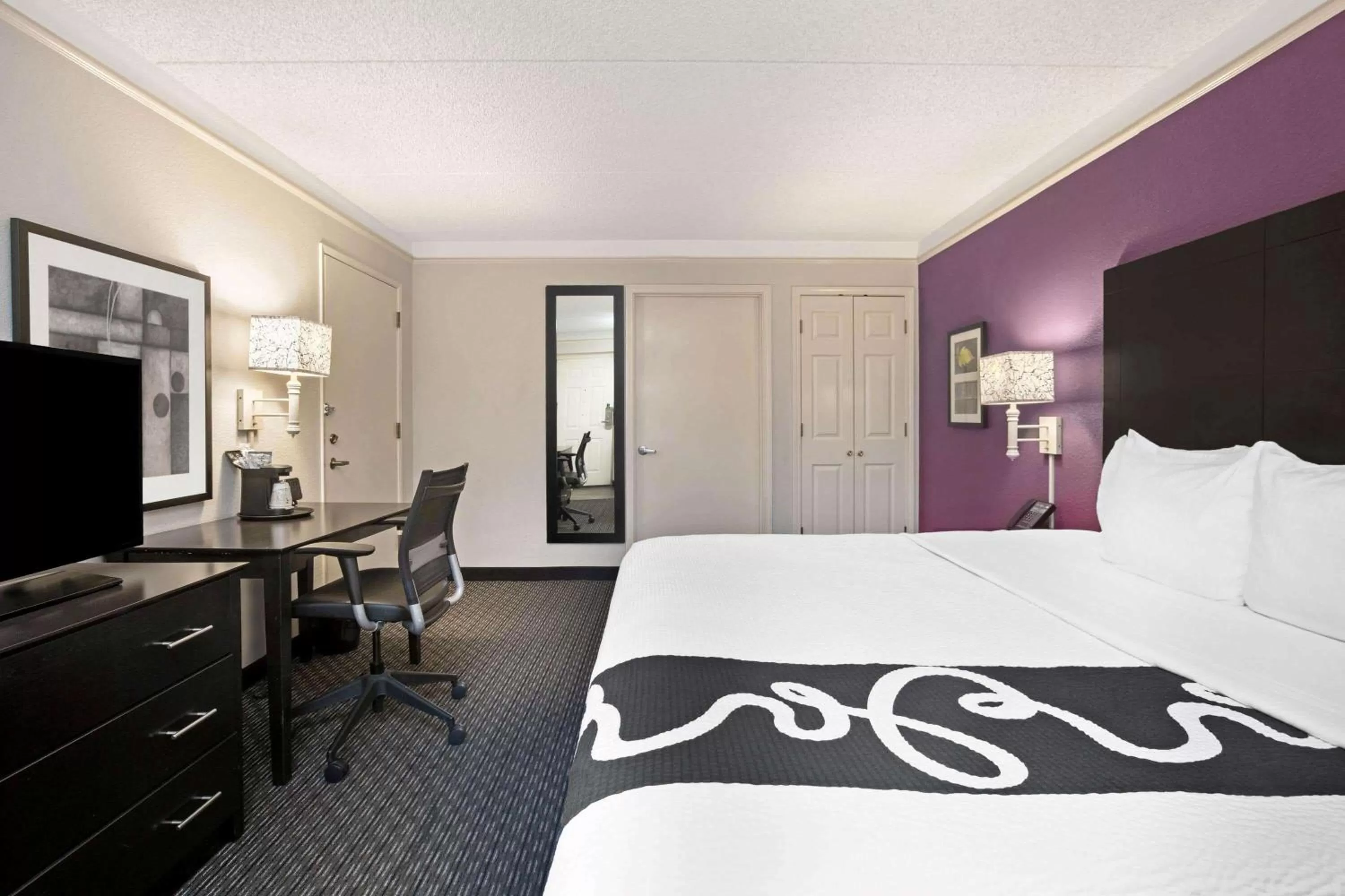 Photo of the whole room, Bed in La Quinta Inn by Wyndham Fresno Yosemite