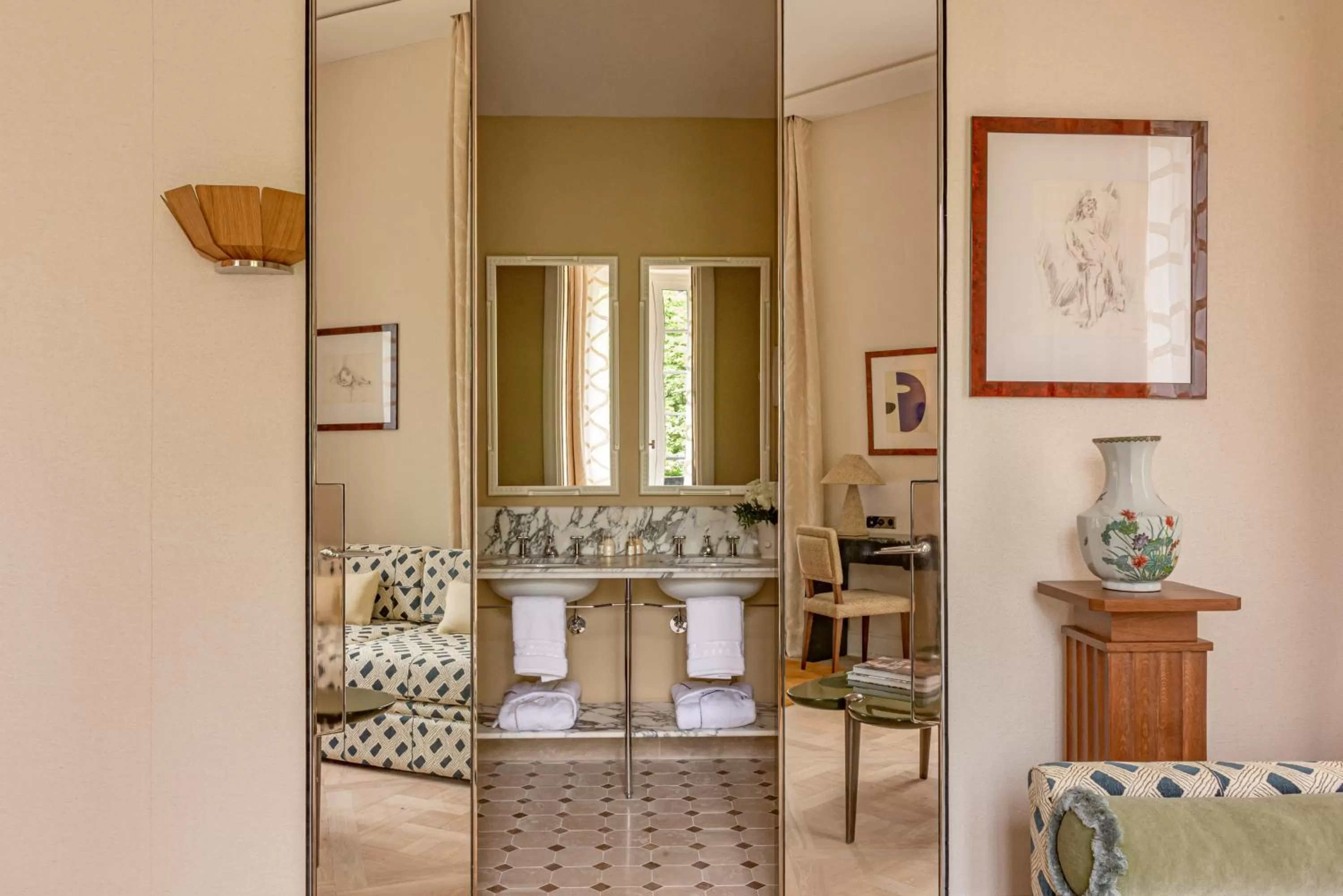 Bathroom, Bed in Saint James Paris