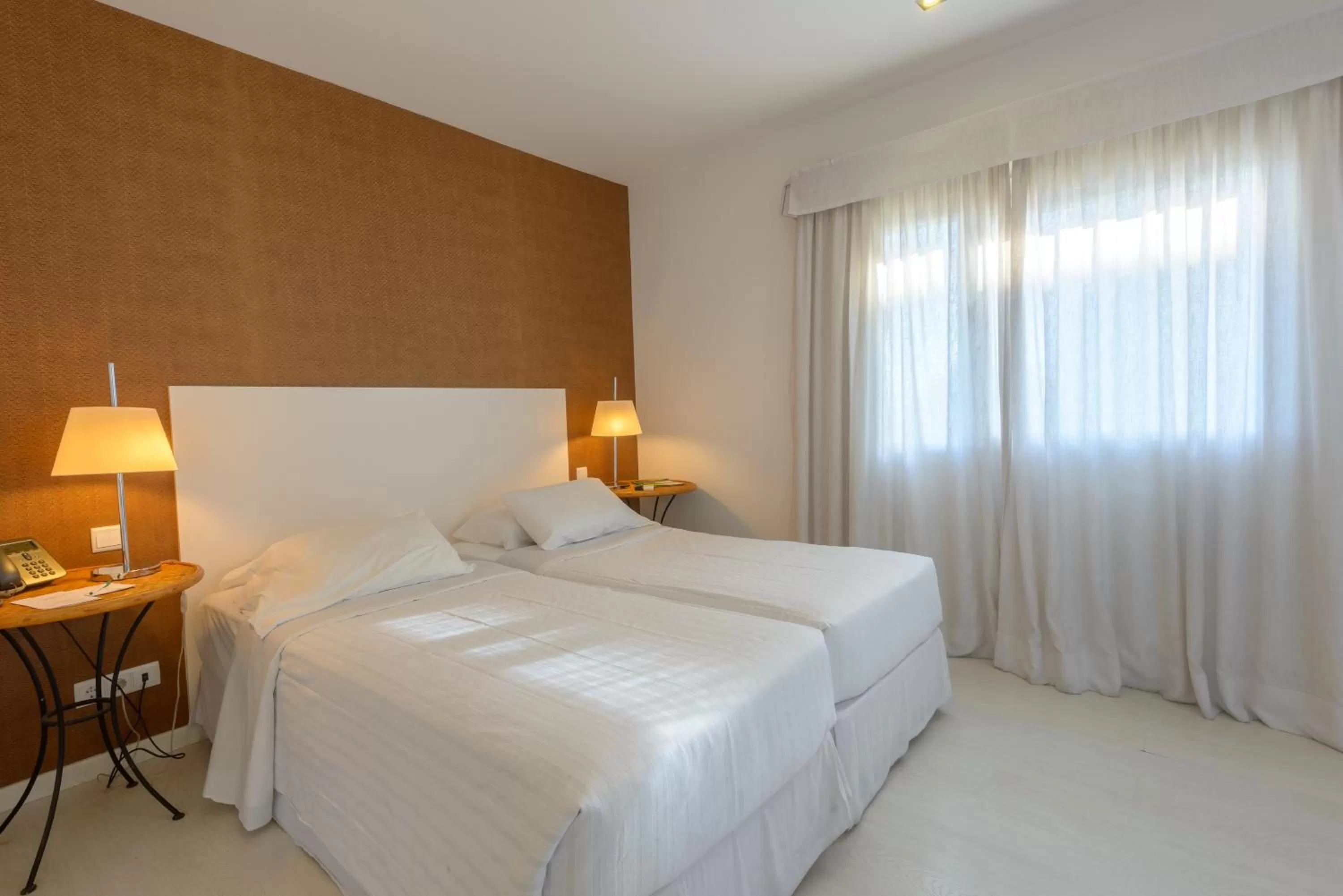 Bedroom, Bed in Amazonia Estoril Hotel