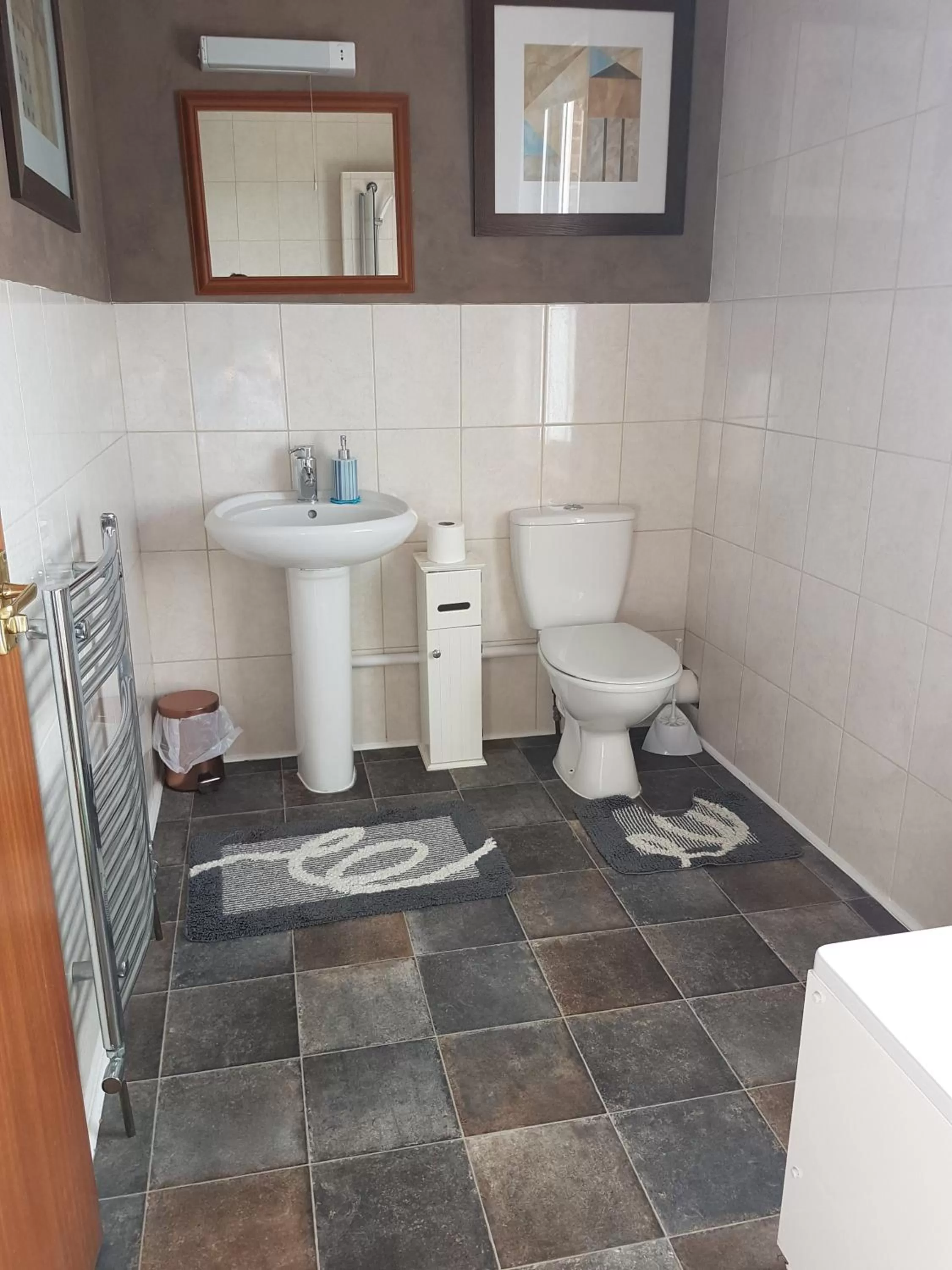 Toilet in Waverley Inn