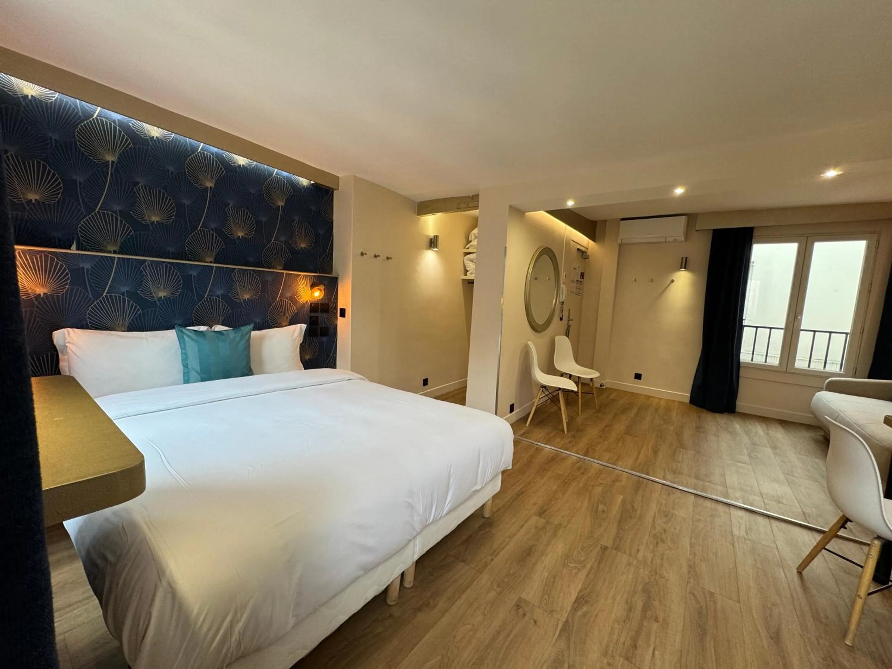 Photo of the whole room, Bed in Hotel Nation Montmartre