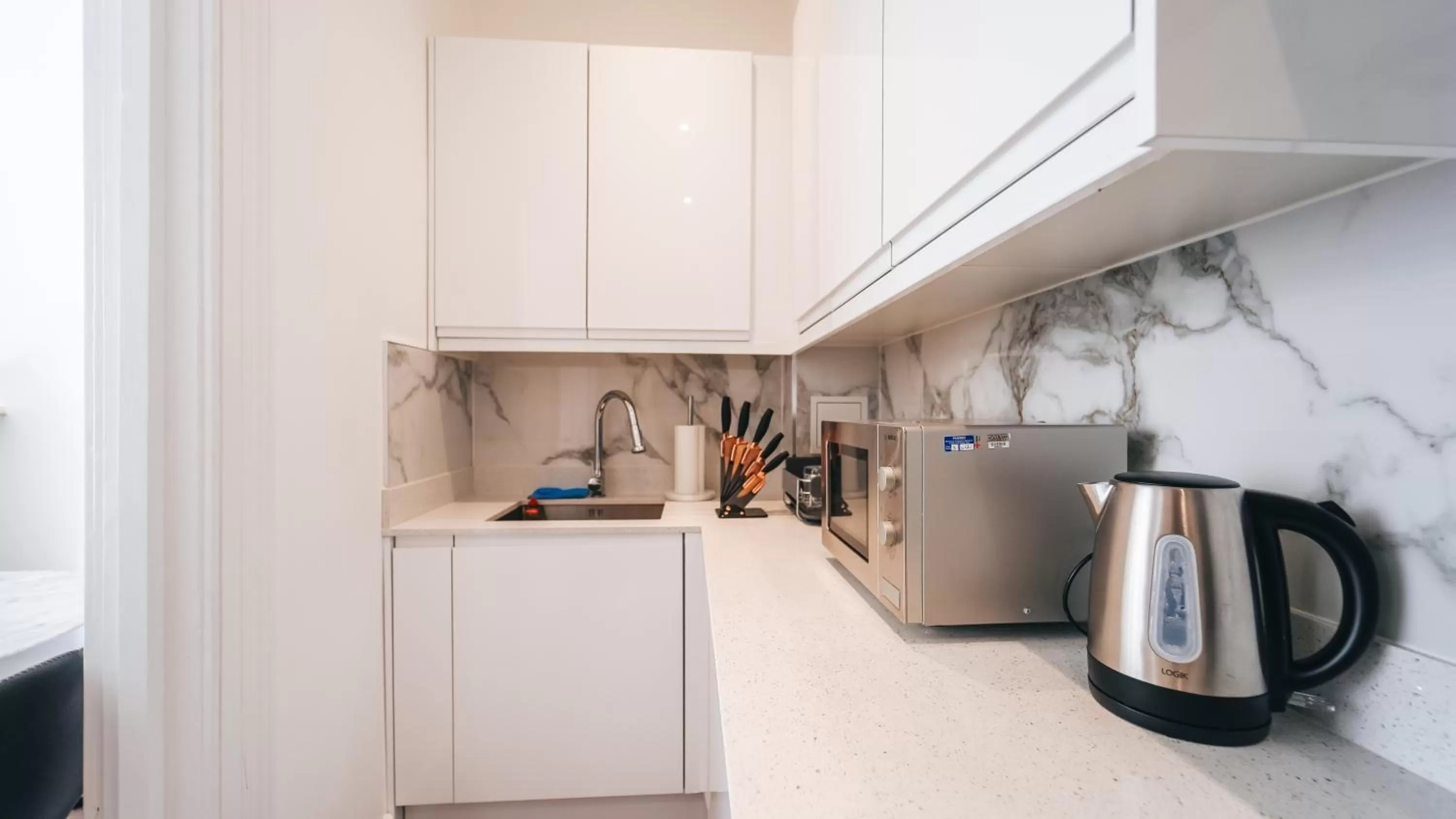 Coffee/tea facilities, Kitchen/Kitchenette in The Avonmore Olympia